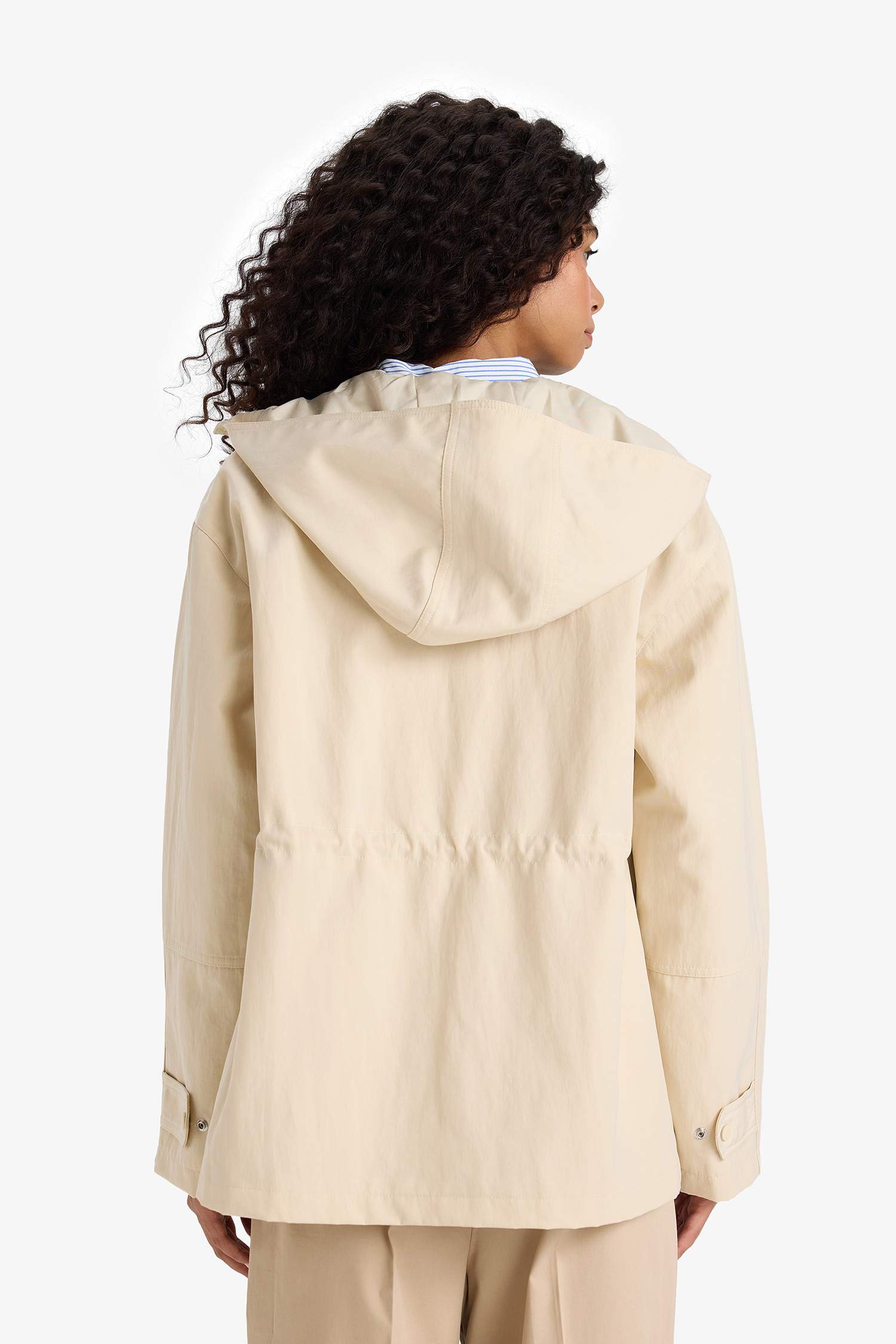 Imperméable à capuche avec poches et boutons Coupe régulière