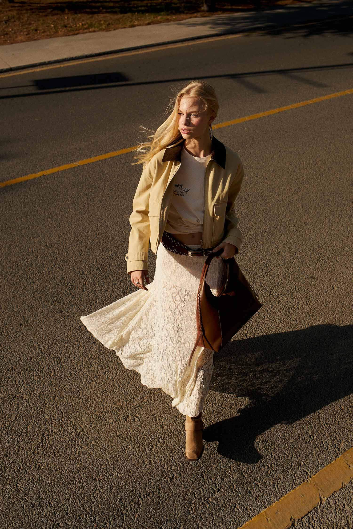 Обычная посадка, укороченная куртка с контрастным воротником, молнией и карманами