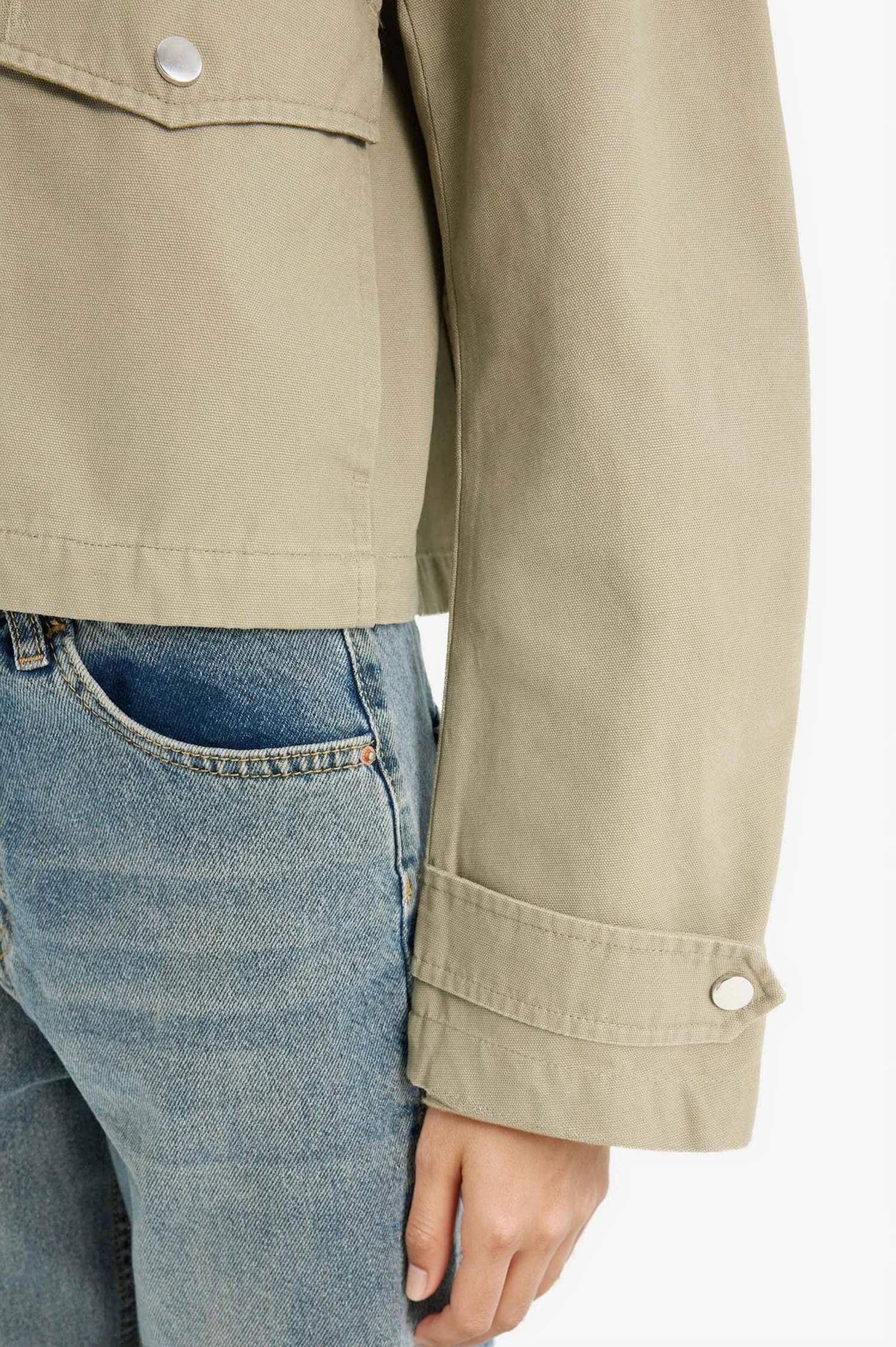 Veste courte à col contrasté et fermeture zip avec poches