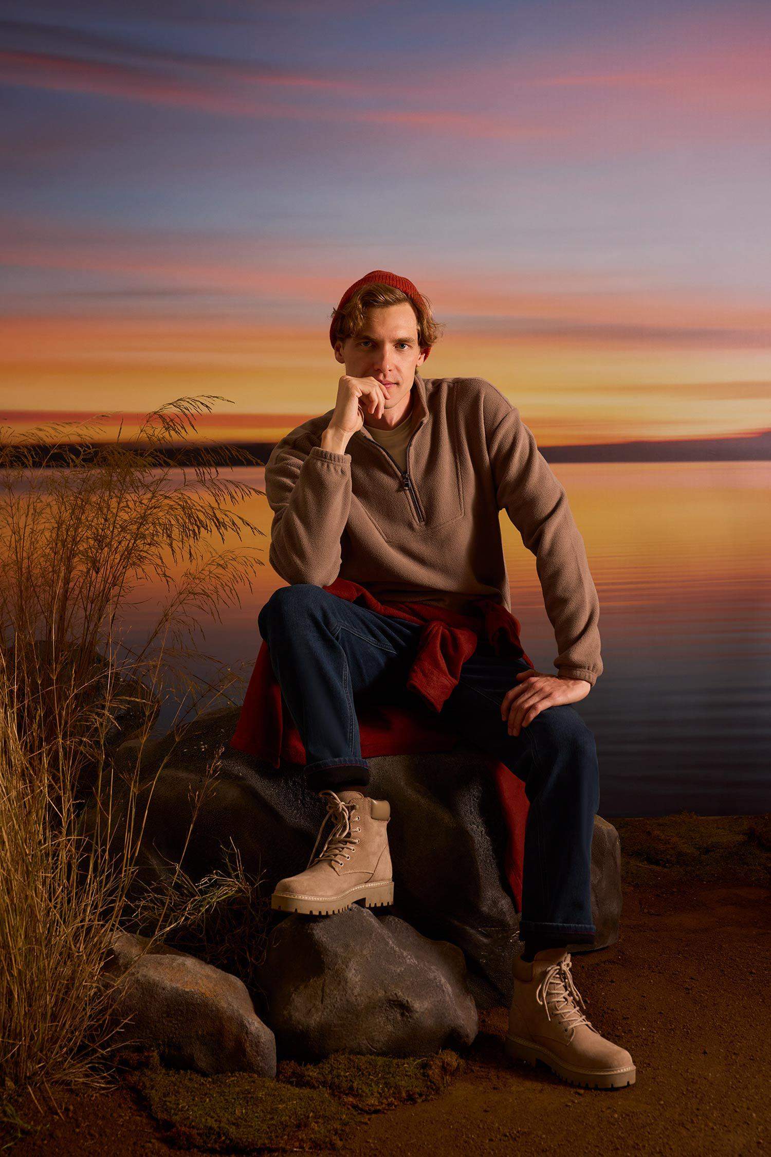 Свободный флисовый свитшот с воротником-стойкой и принтом