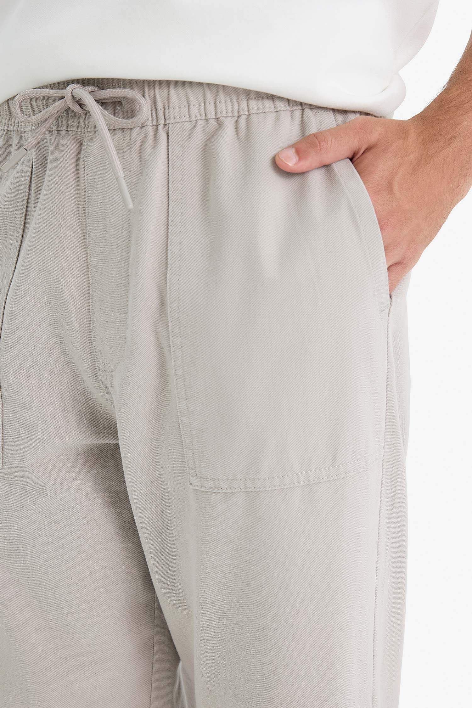 Широкие брюки из габардина с накладными карманами и прямыми штанинами