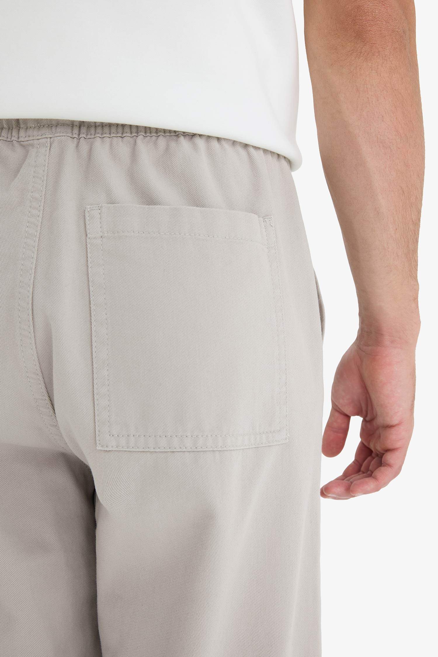 Широкие брюки из габардина с накладными карманами и прямыми штанинами