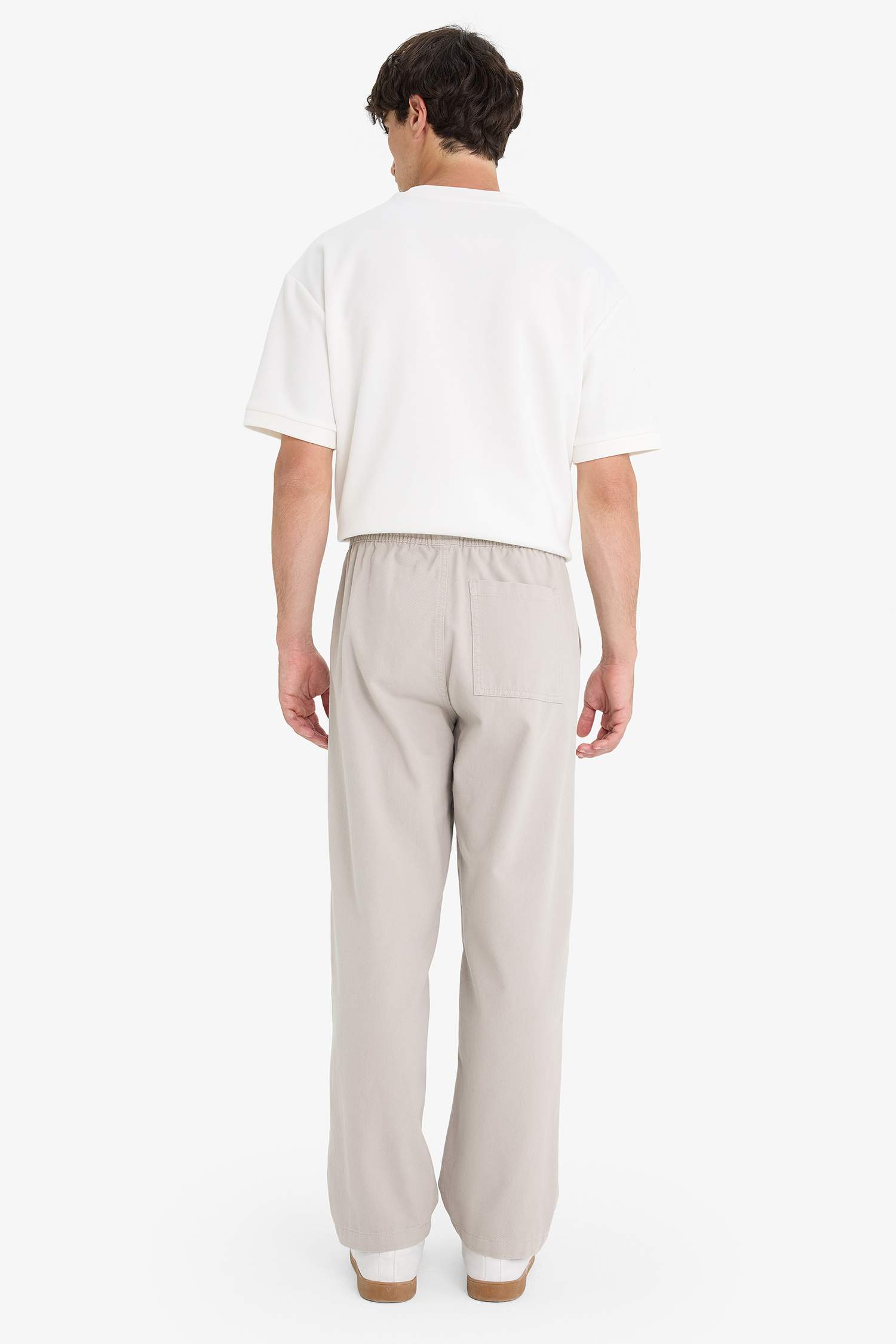 Широкие брюки из габардина с накладными карманами и прямыми штанинами