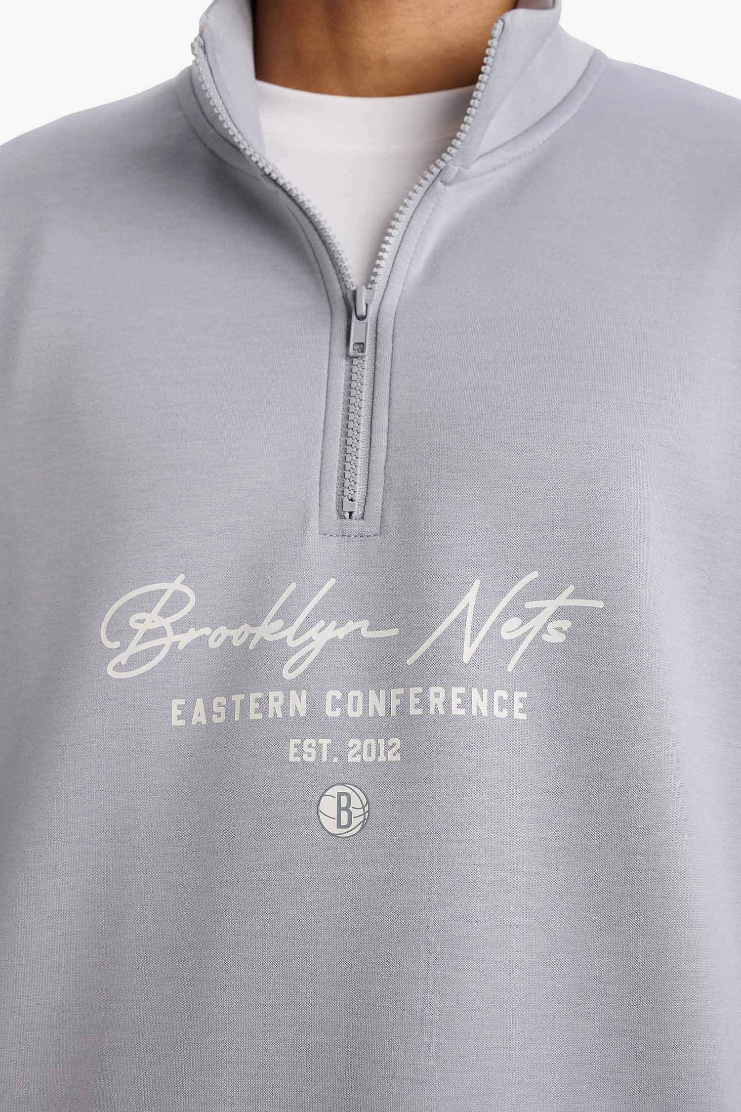 NBA Brooklyn Nets Boxy Fit Dik Yaka Fermuarlı Sırt Baskılı Skuba Dalgıç Kumaş Sweatshirt