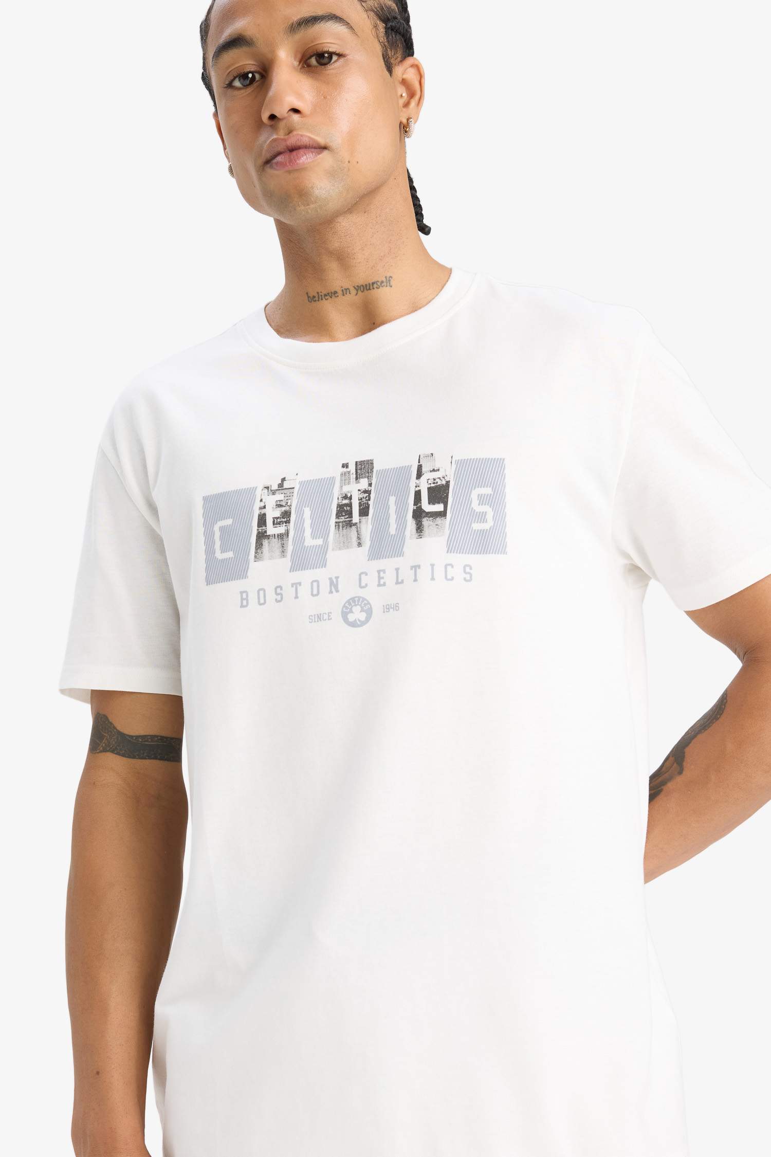 تيشيرت قصة عادية بياقة مستديرة من بوسطن سيلتكس