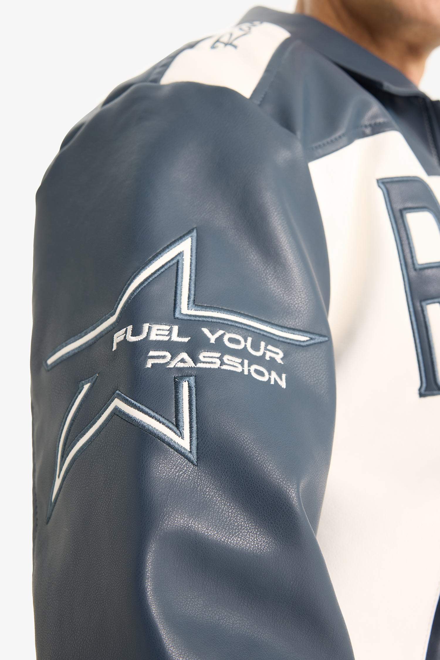 Oversize Geniş Kalıp Gömlek Yaka Fermuarlı Nakış Detaylı İç Cepli Suni Deri Mont