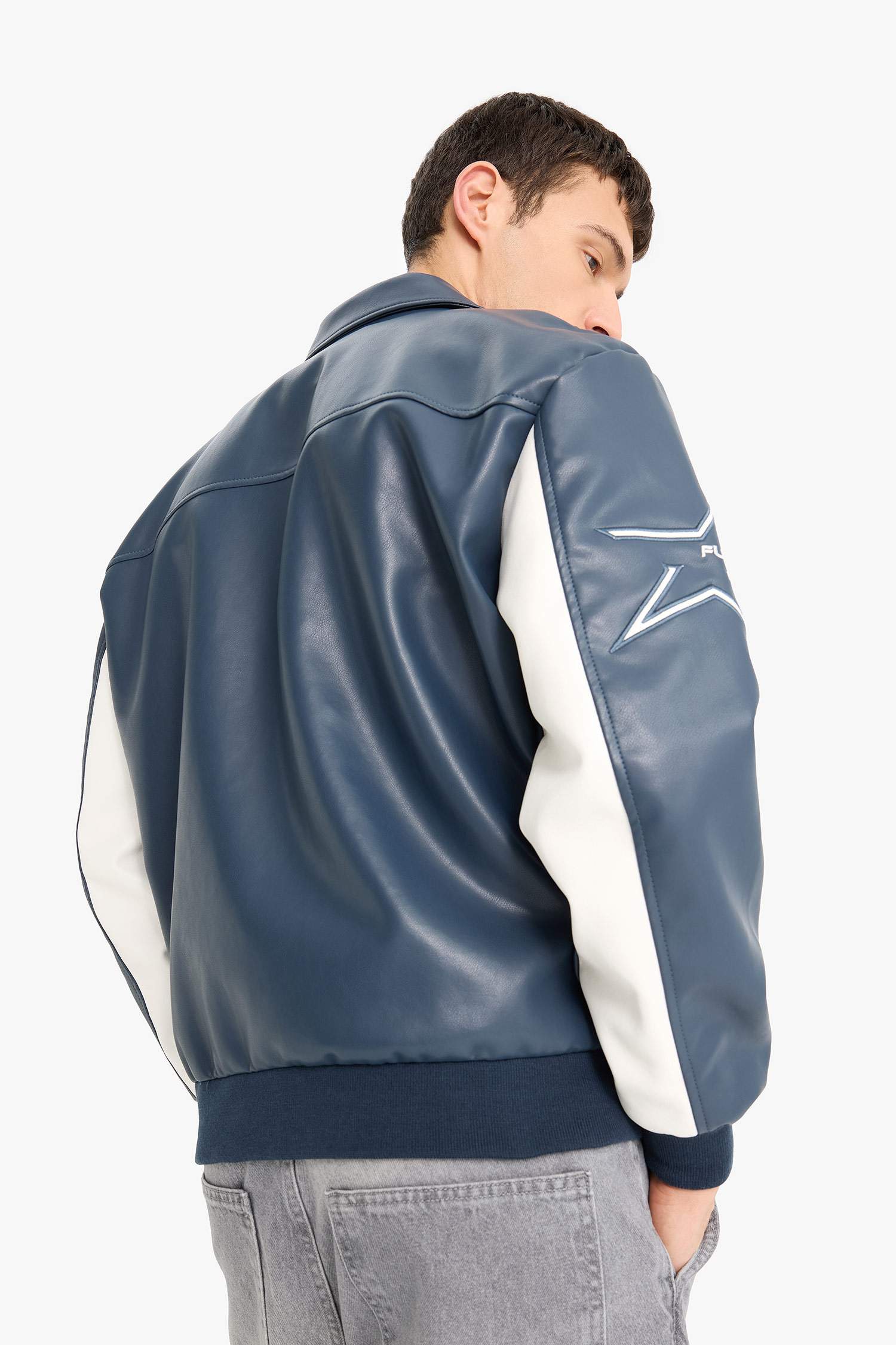 Oversize Geniş Kalıp Gömlek Yaka Fermuarlı Nakış Detaylı İç Cepli Suni Deri Mont