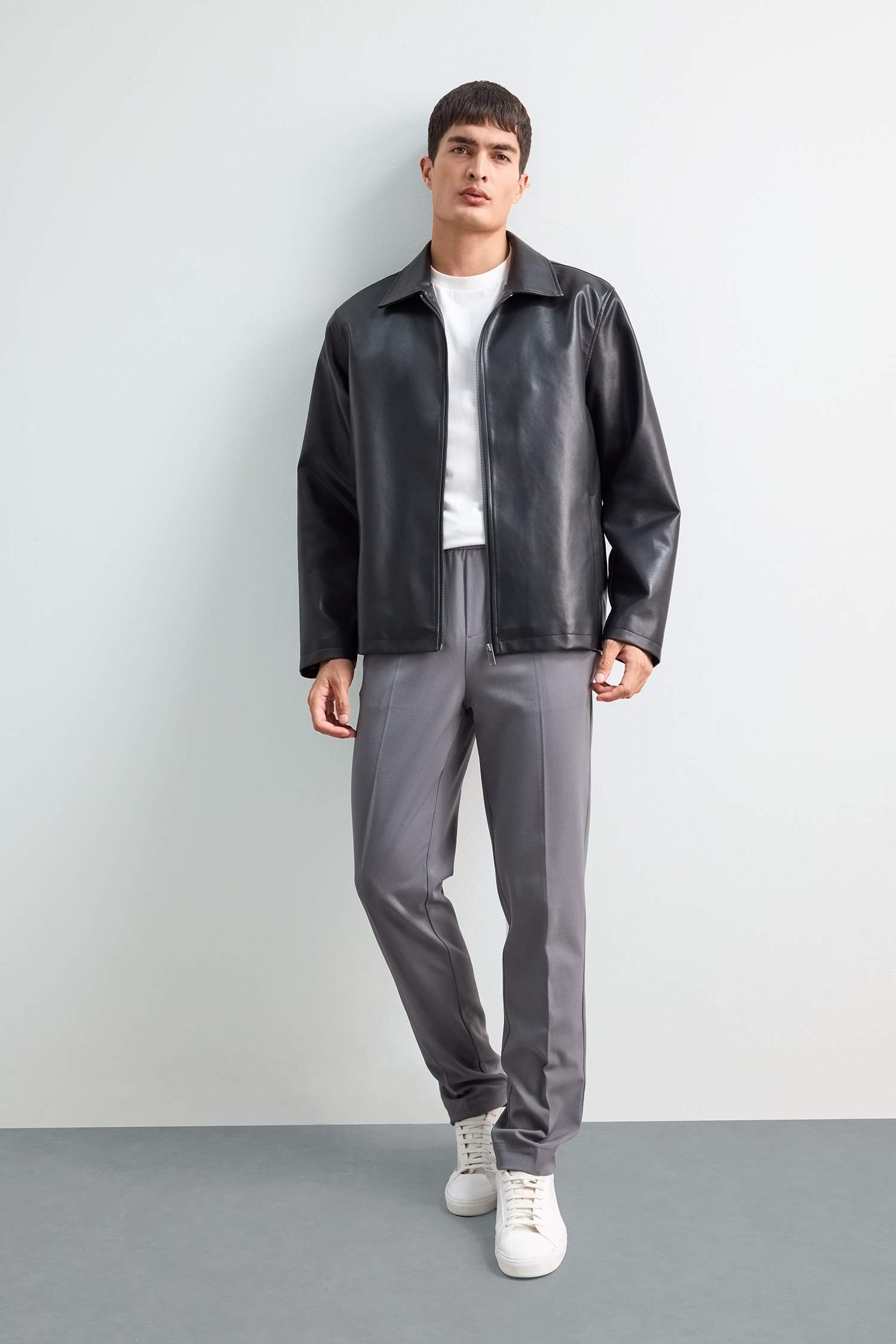 Regular Fit Gömlek Yaka Fermuarlı Cepli İç Cepli Mevsimlik Baharlık Suni Deri Ceket Mont