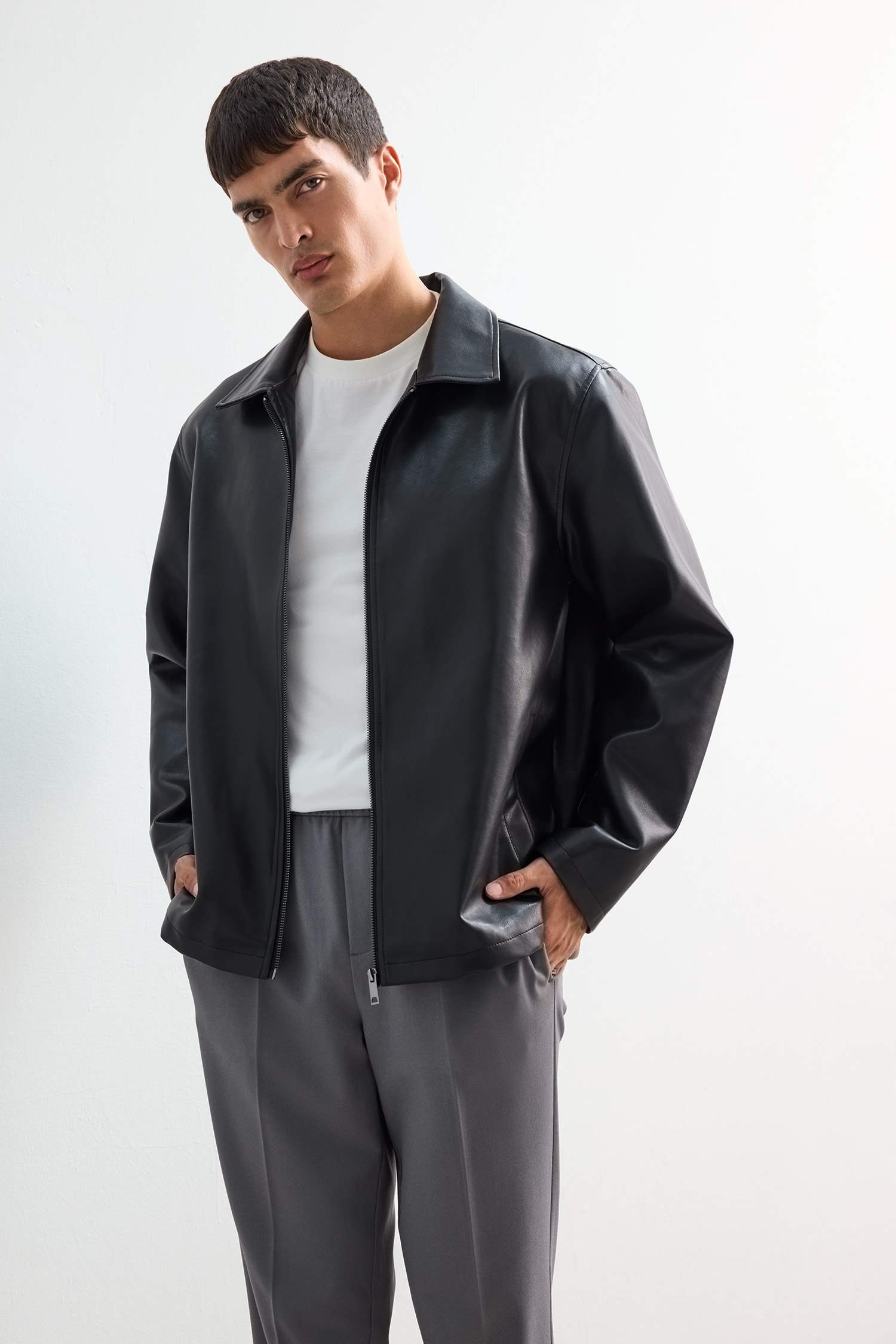 Regular Fit Gömlek Yaka Fermuarlı Cepli İç Cepli Mevsimlik Baharlık Suni Deri Ceket Mont