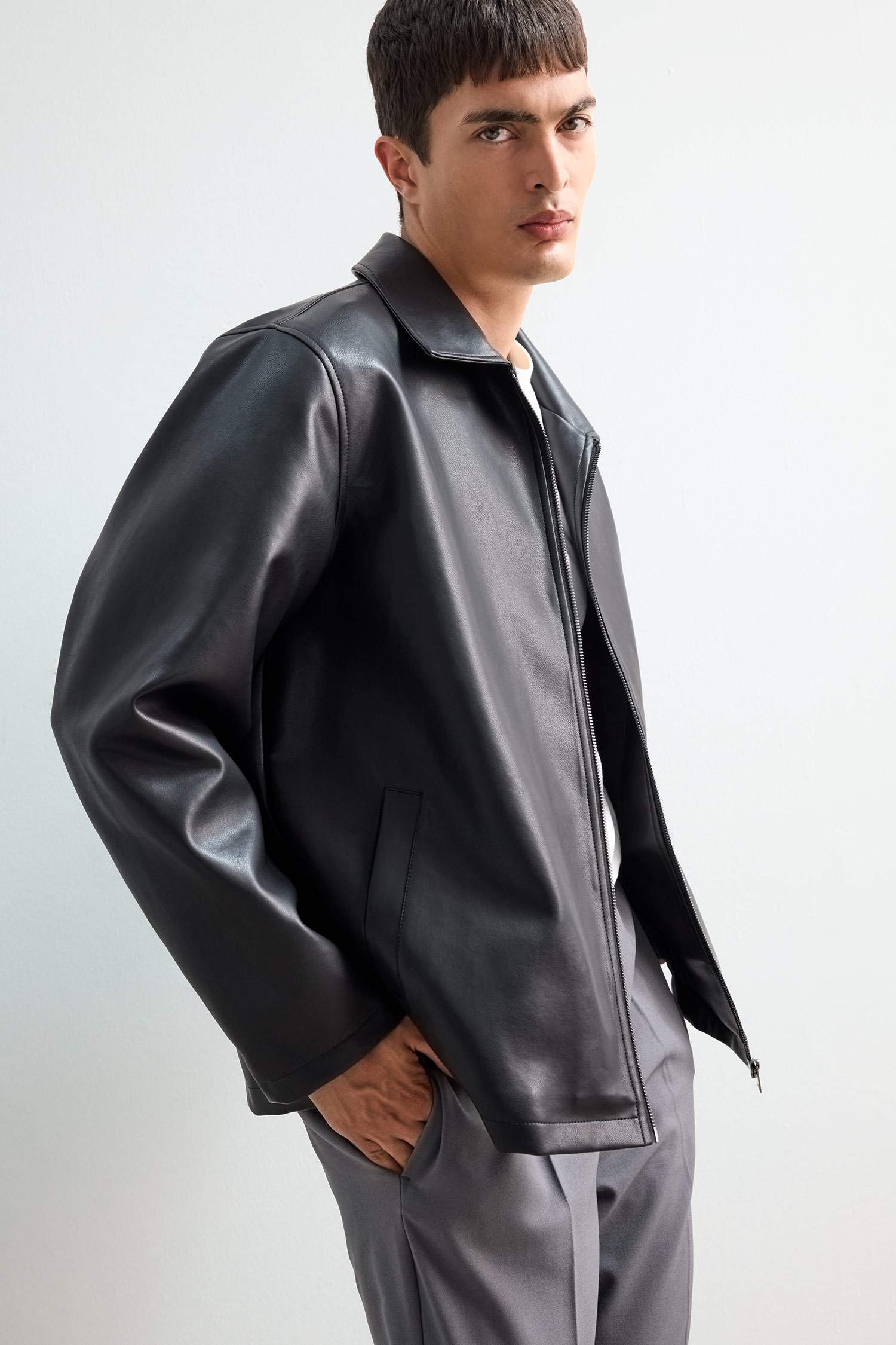 Regular Fit Gömlek Yaka Fermuarlı Cepli İç Cepli Mevsimlik Baharlık Suni Deri Ceket Mont