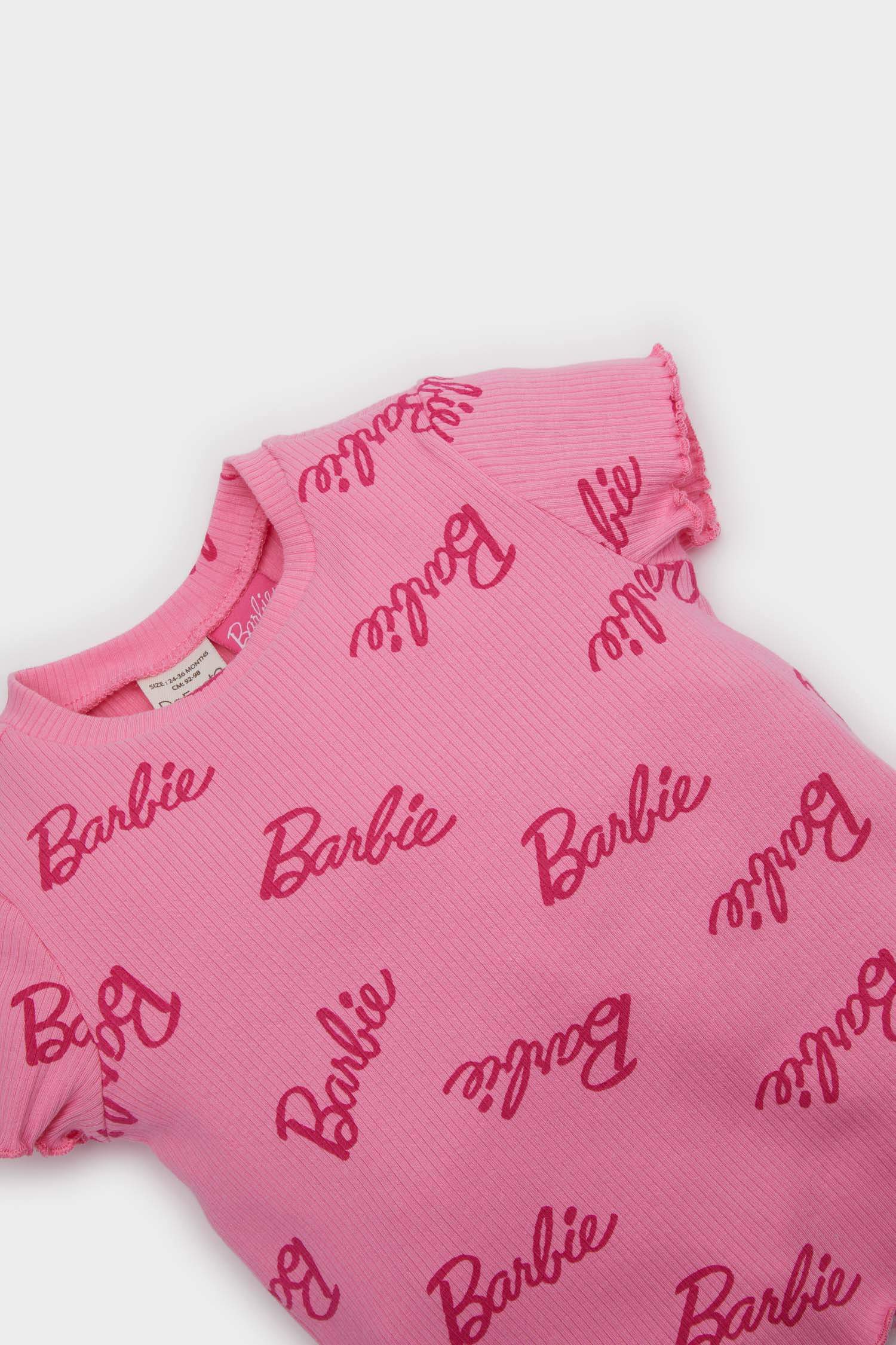 تيشيرت نص كم مضلع بطبعة باربي قصة عادية برقبة مستديرة