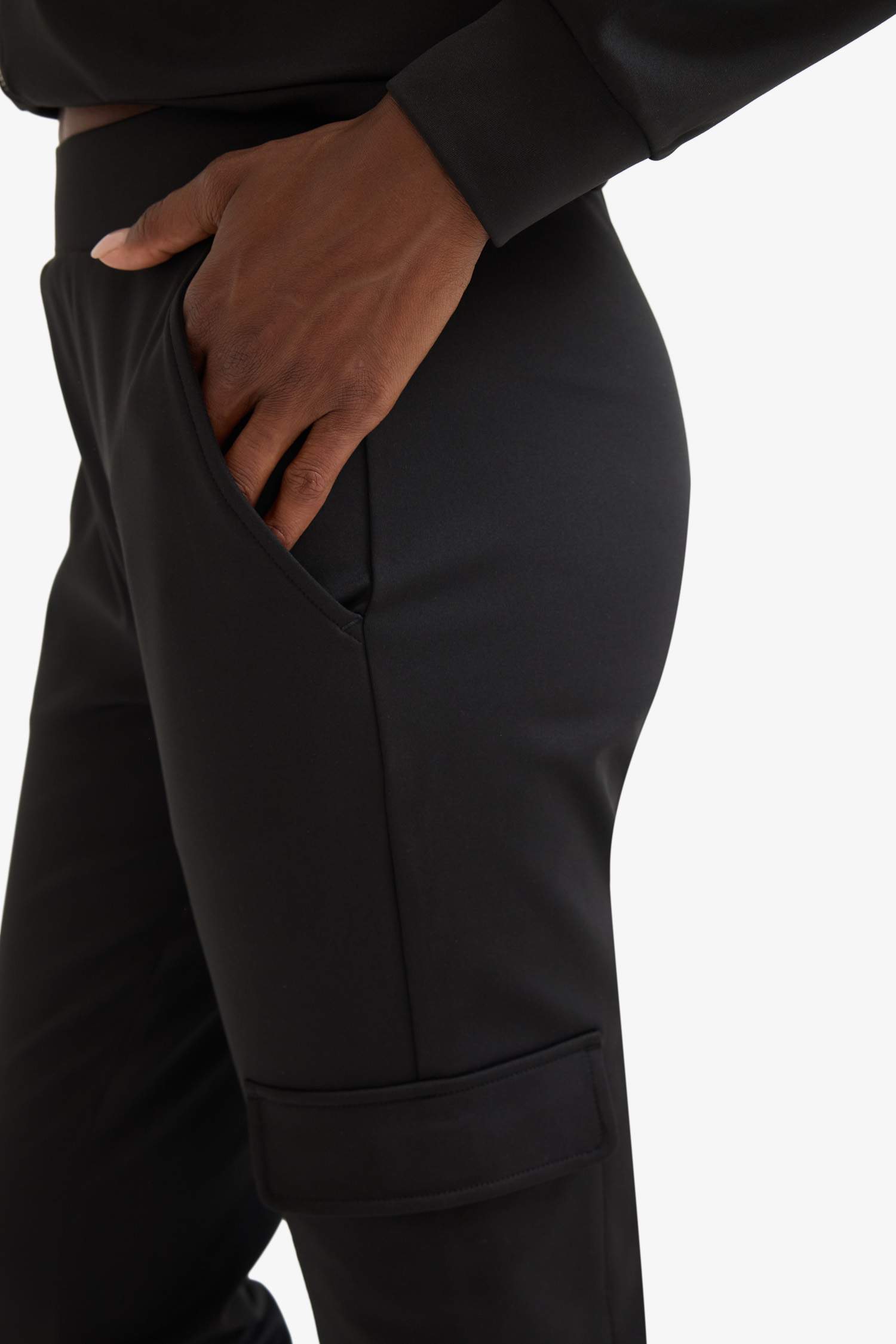 Спортивные брюки с карманами и стандартной длиной