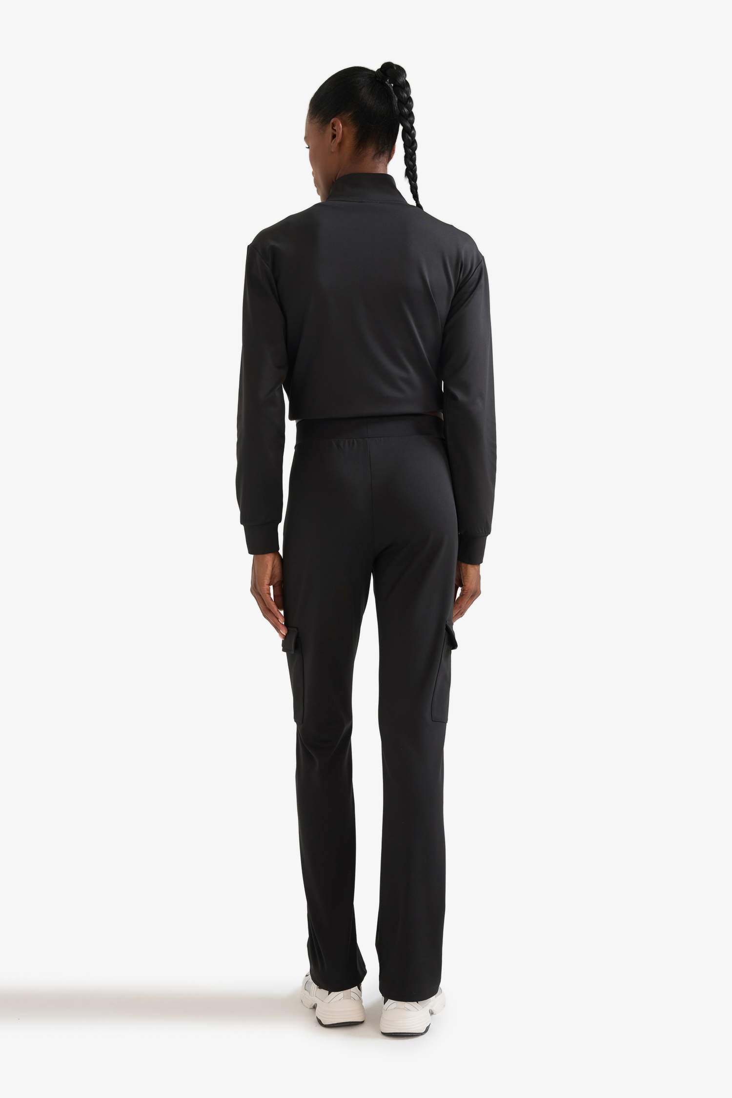 Спортивные брюки с карманами и стандартной длиной