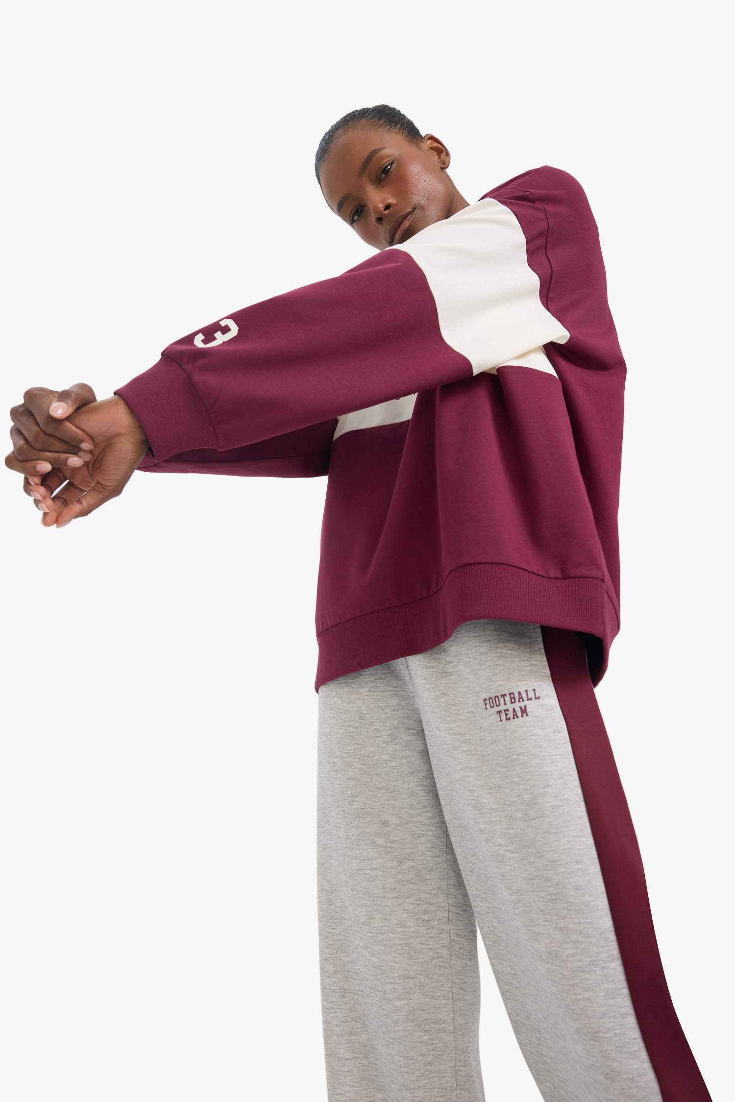 سويت شيرت رياضي اوفر سايز بياقة نص سوسته من DeFactoFit