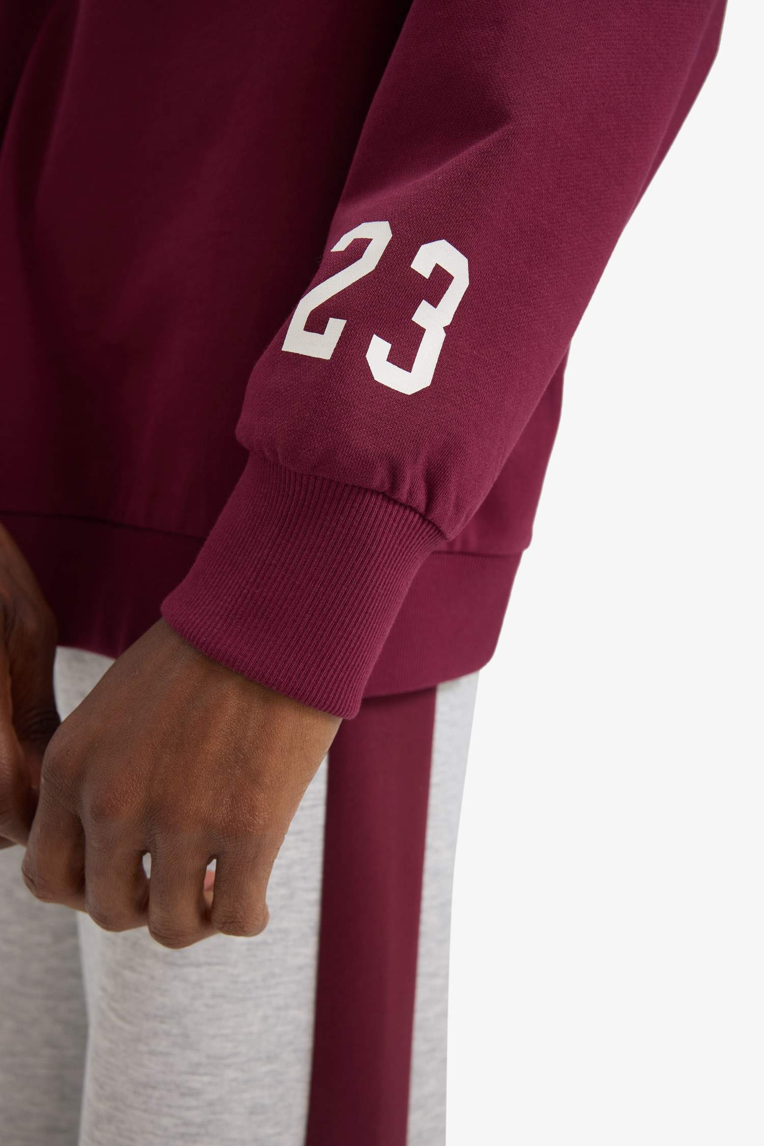 سويت شيرت رياضي اوفر سايز بياقة نص سوسته من DeFactoFit