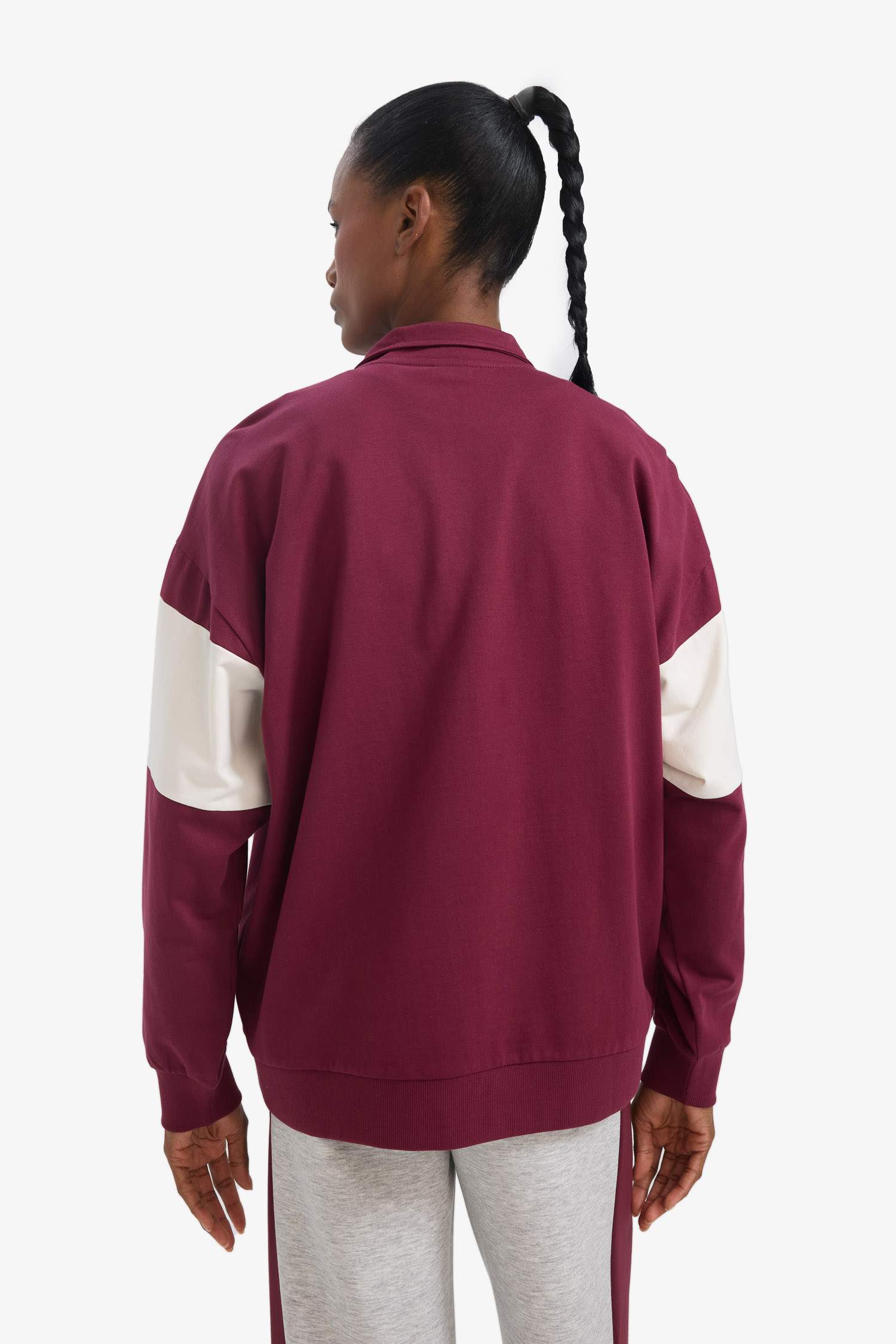 سويت شيرت رياضي اوفر سايز بياقة نص سوسته من DeFactoFit