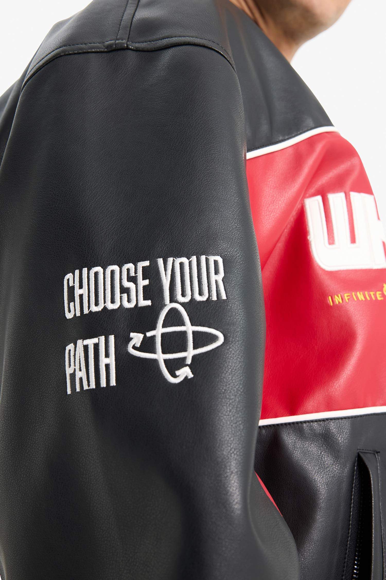 Oversize Geniş Kalıp Kolej Yaka Bomber Nakış Detaylı Fermuarlı Suni Deri İç Cepli Mont