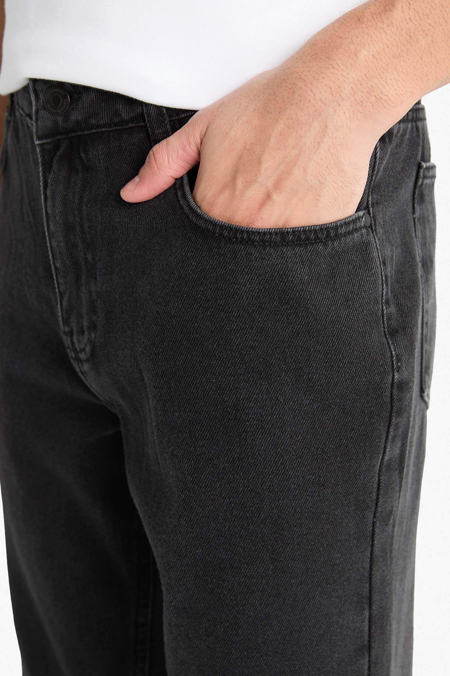 Джинсы Straight Fit с прямыми штанинами