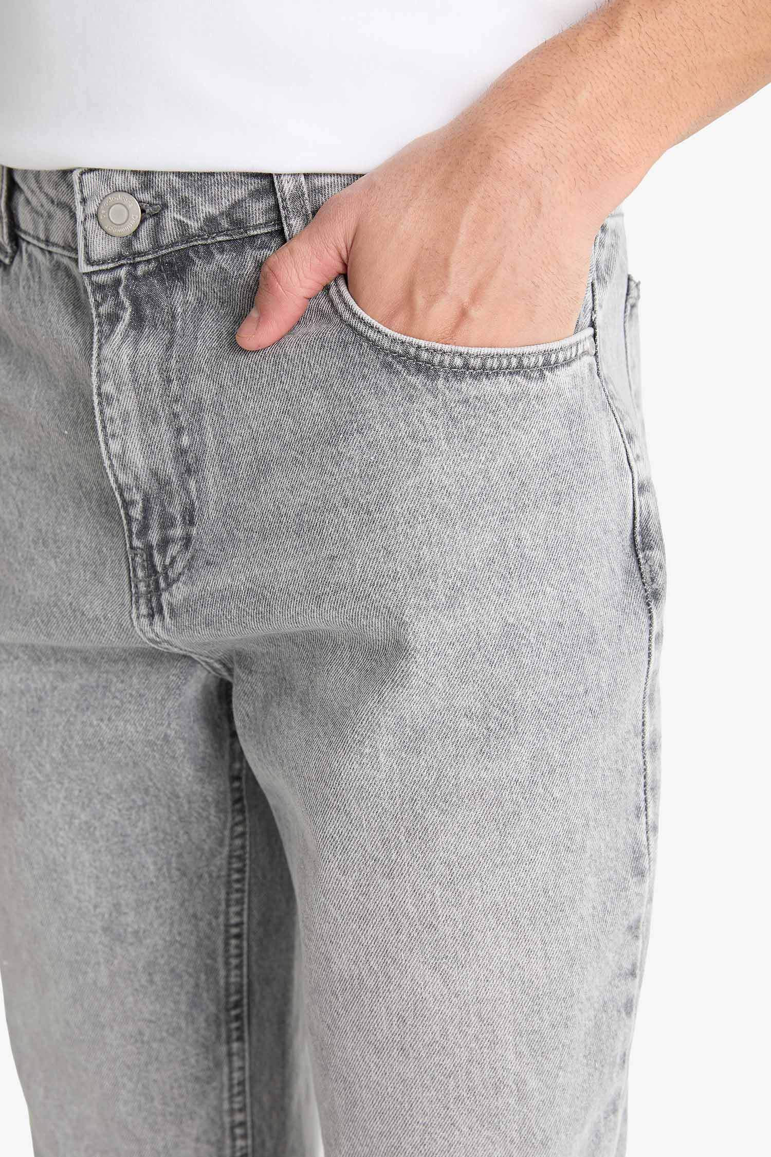 سروال جينز قصة مستقيمة برجل عادي