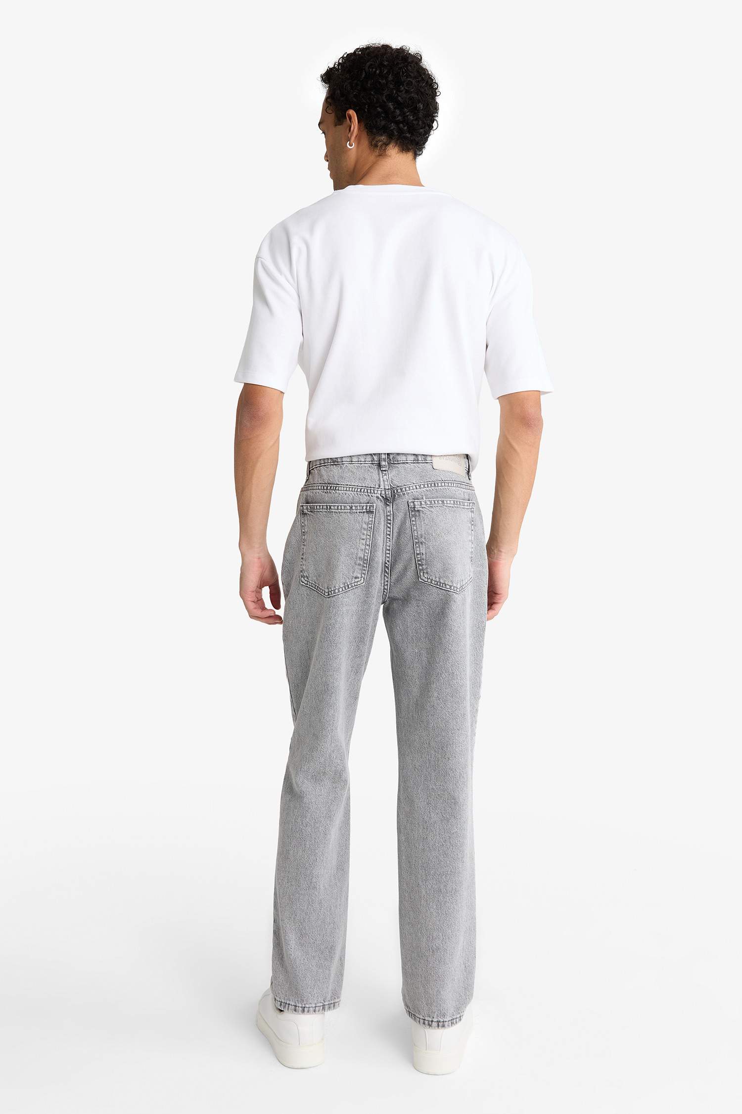 سروال جينز قصة مستقيمة برجل عادي