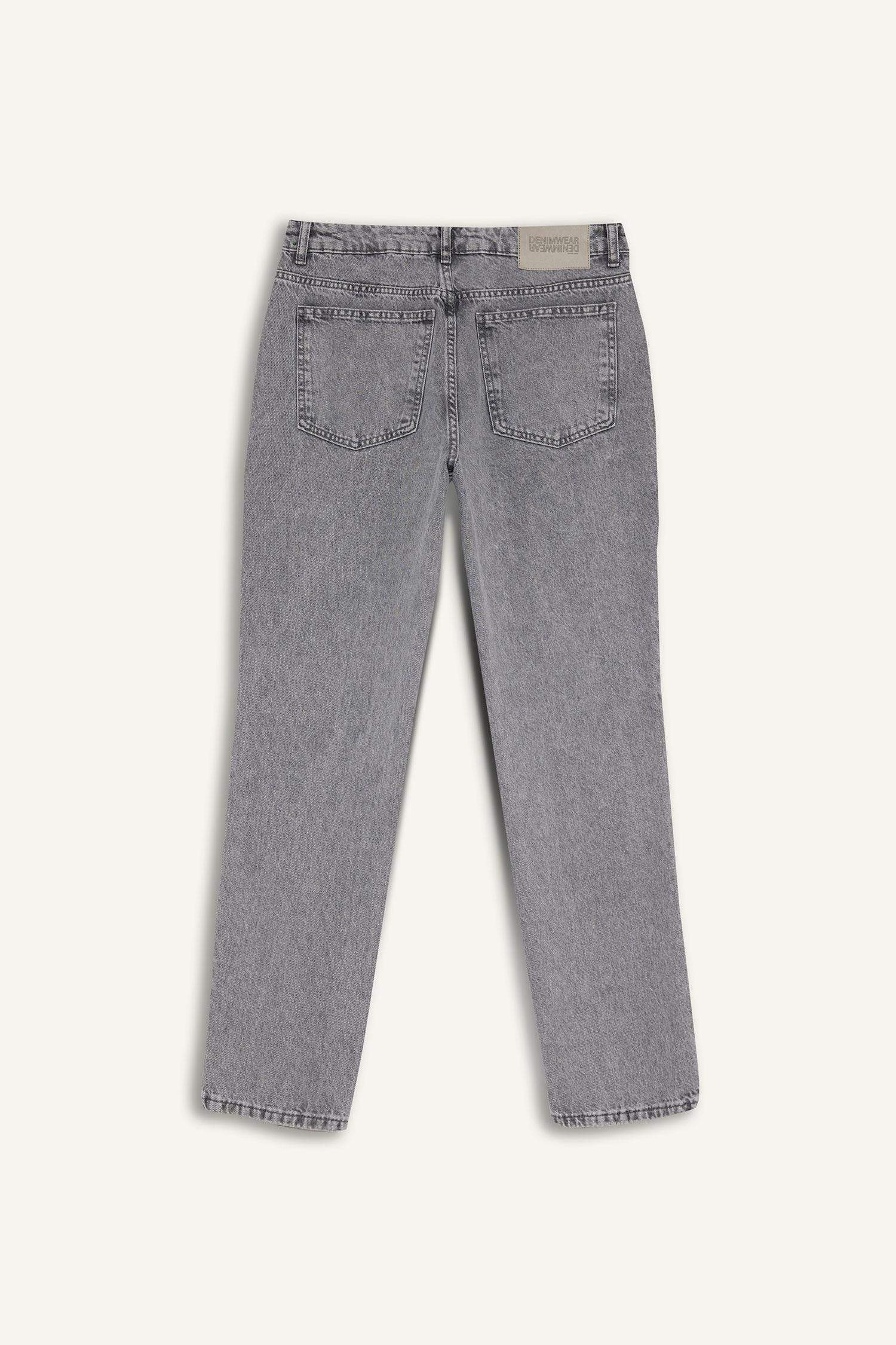 سروال جينز قصة مستقيمة برجل عادي