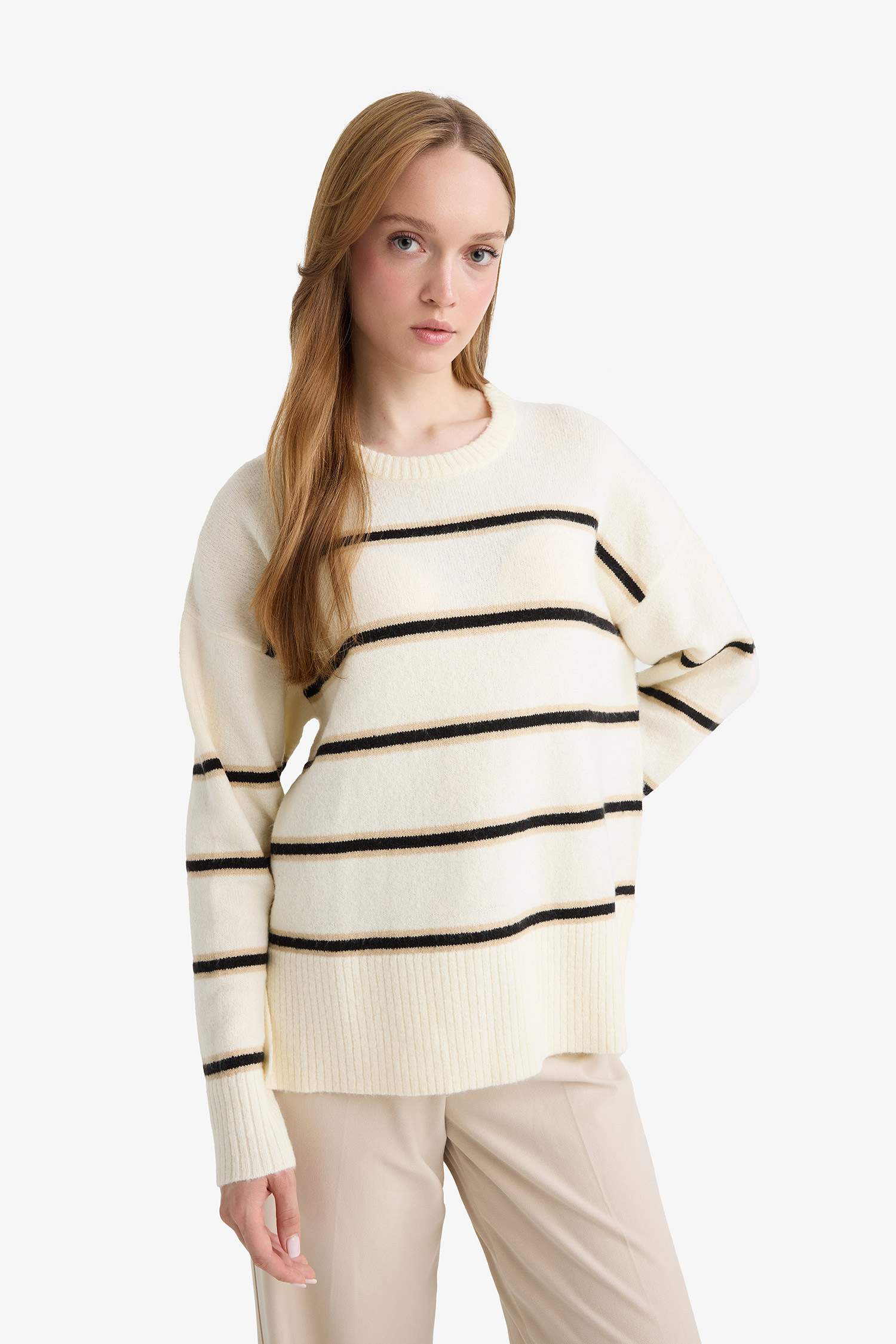 Трикотажный свитер с круглым вырезом, расслабленного кроя