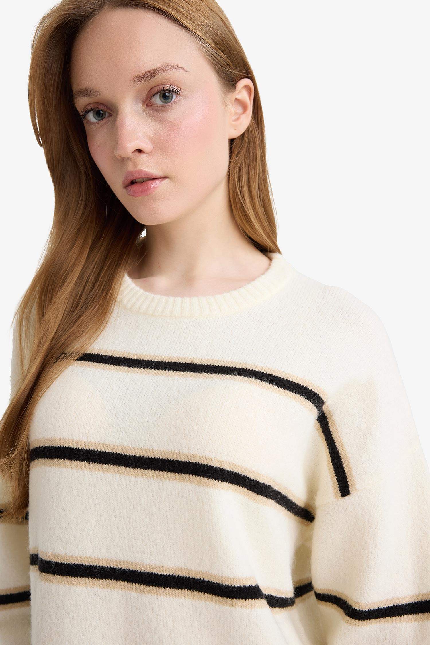 Трикотажный свитер с круглым вырезом, расслабленного кроя