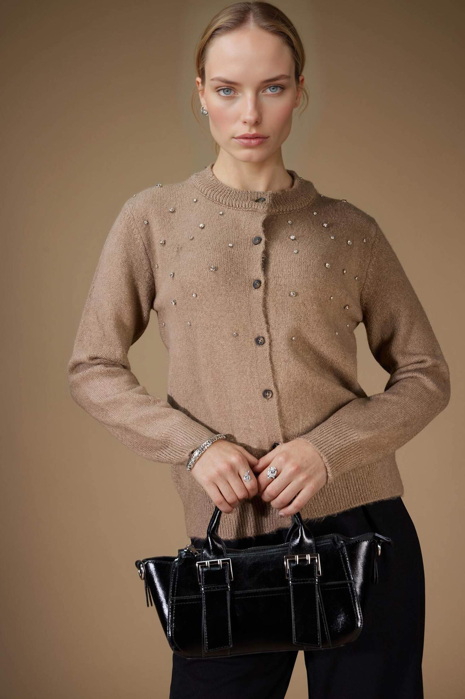 كارديجان تريكو قصة عادية برقبة مستديرة بأحجار