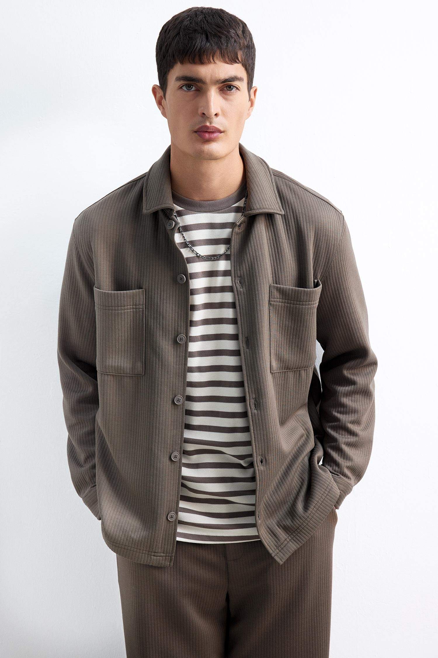 قميص قصة عادية وأكمام طويلة