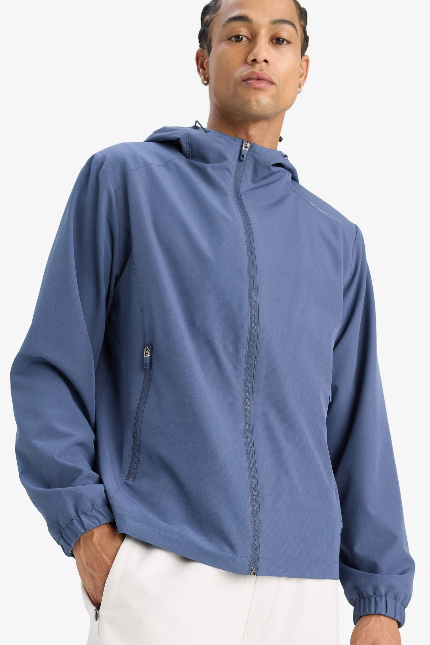 قصة عادية بغطاء للرأس طارد للماء