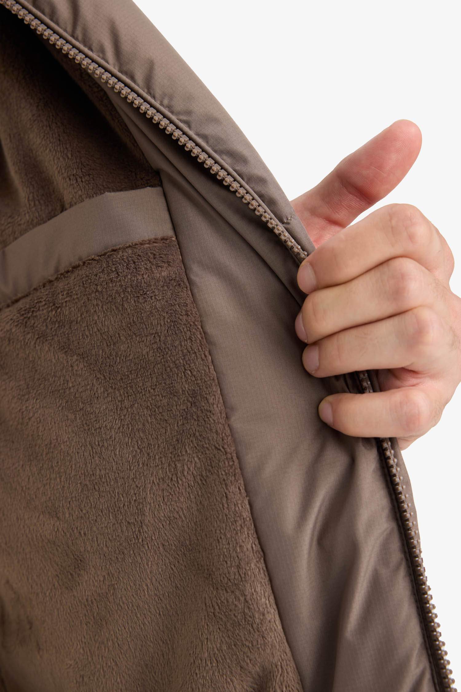 Regular Fit Stand Collar Plush Lined Knit Cuffed Waterproof Jacket