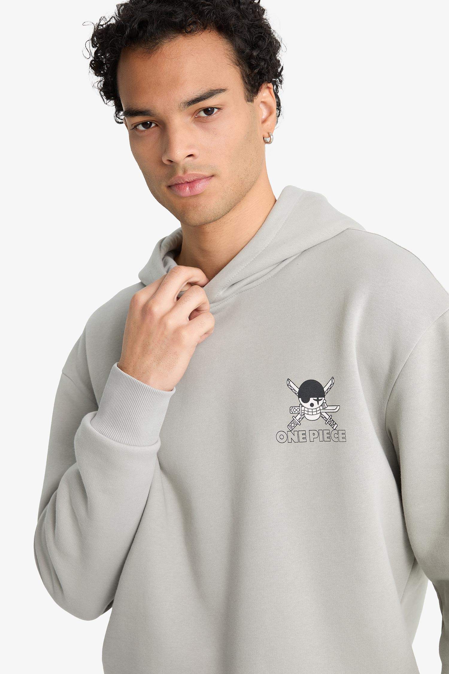 سويت شيرت اوفر سايز بغطاء للرأس من ون بيس