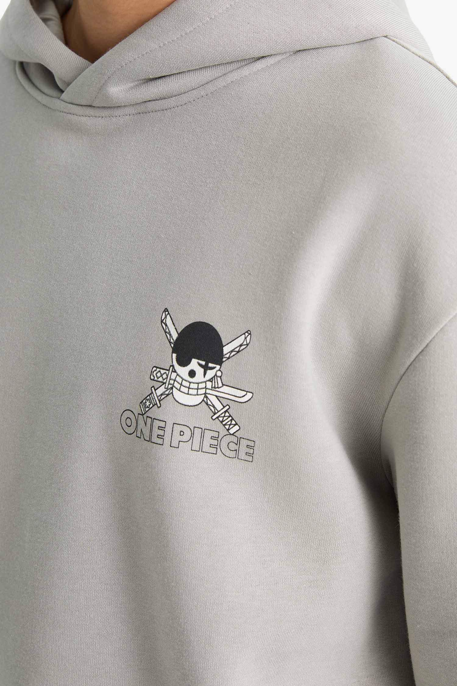 سويت شيرت اوفر سايز بغطاء للرأس من ون بيس