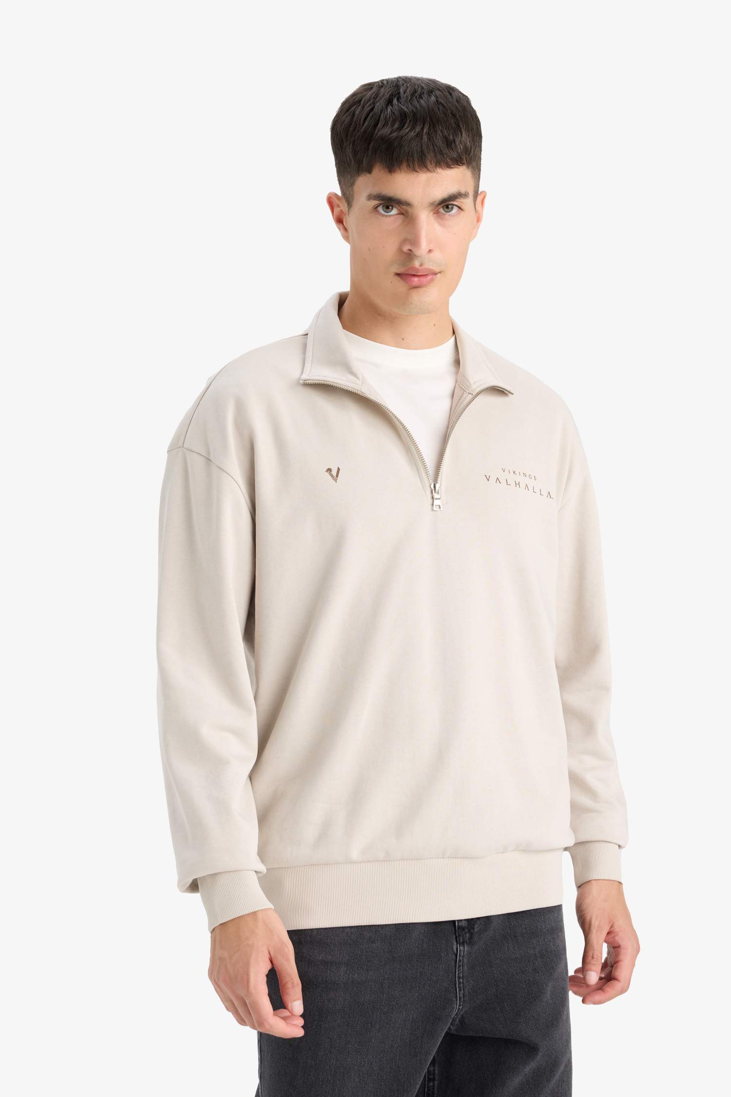 سويت شيرت اوفر سايز بياقة عالية بطبعة من الخلف