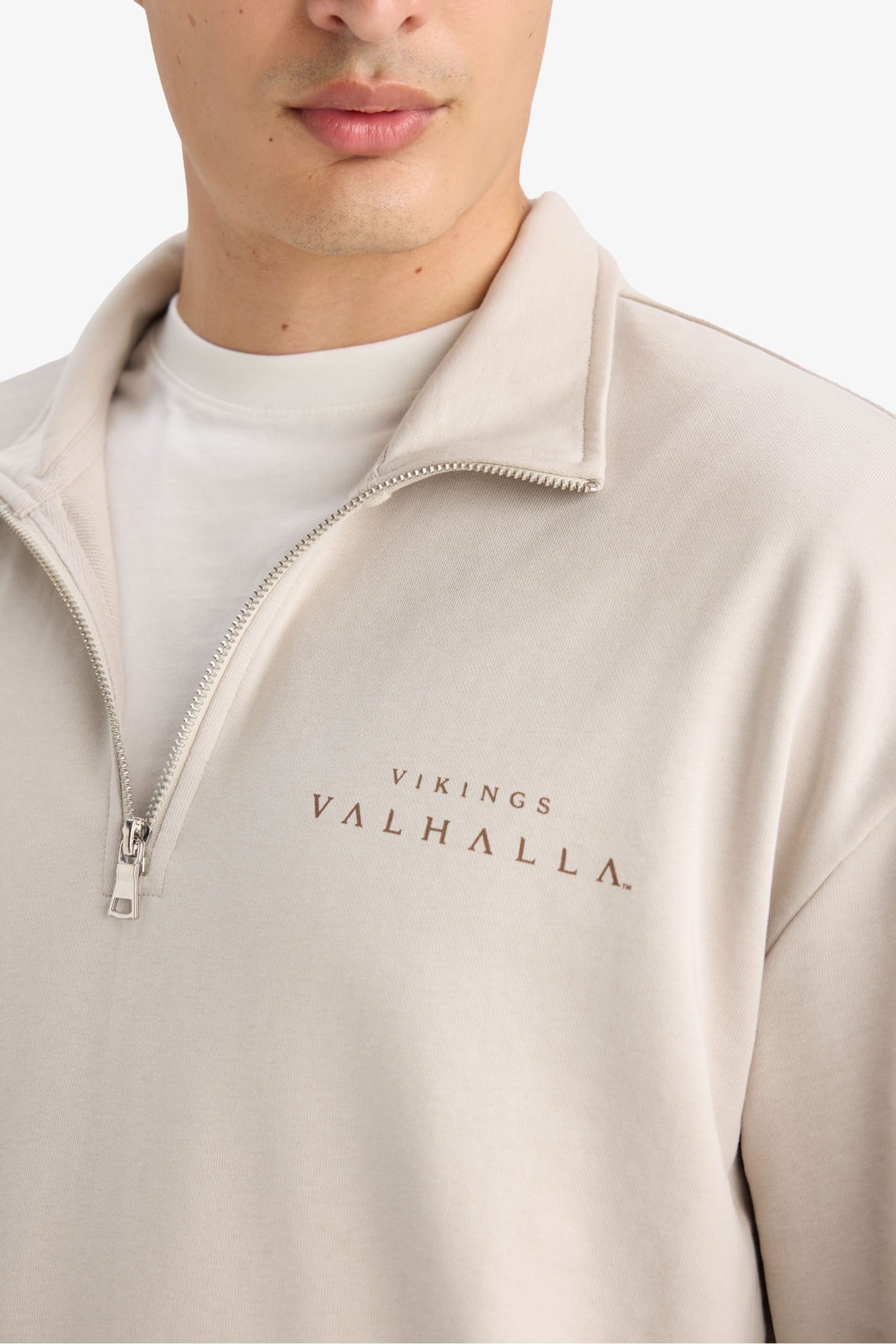 سويت شيرت اوفر سايز بياقة عالية بطبعة من الخلف