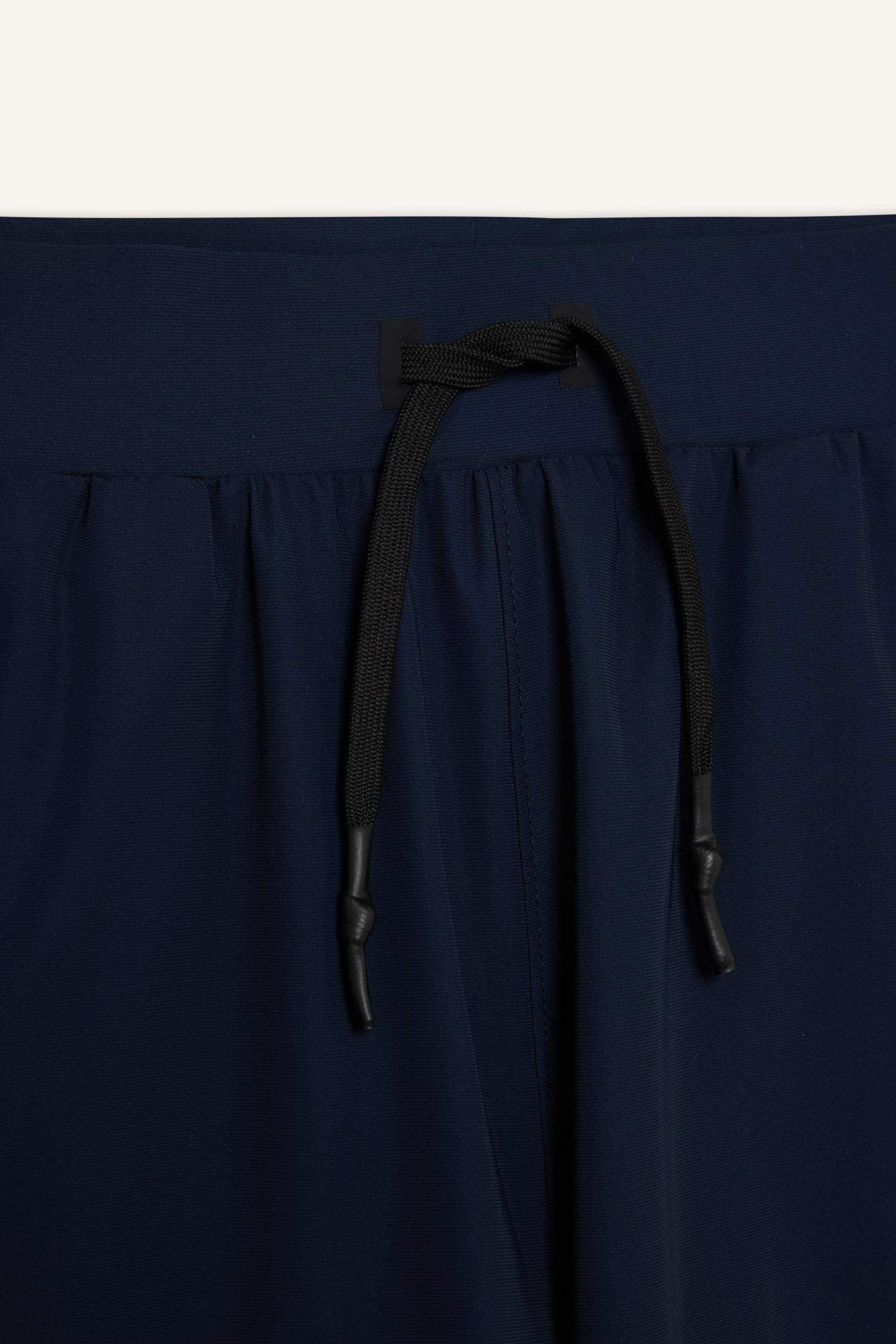 DeFactoFit Slim Fit Dar Kesim Sporcu İçi Taytlı Kısa Paça Şort