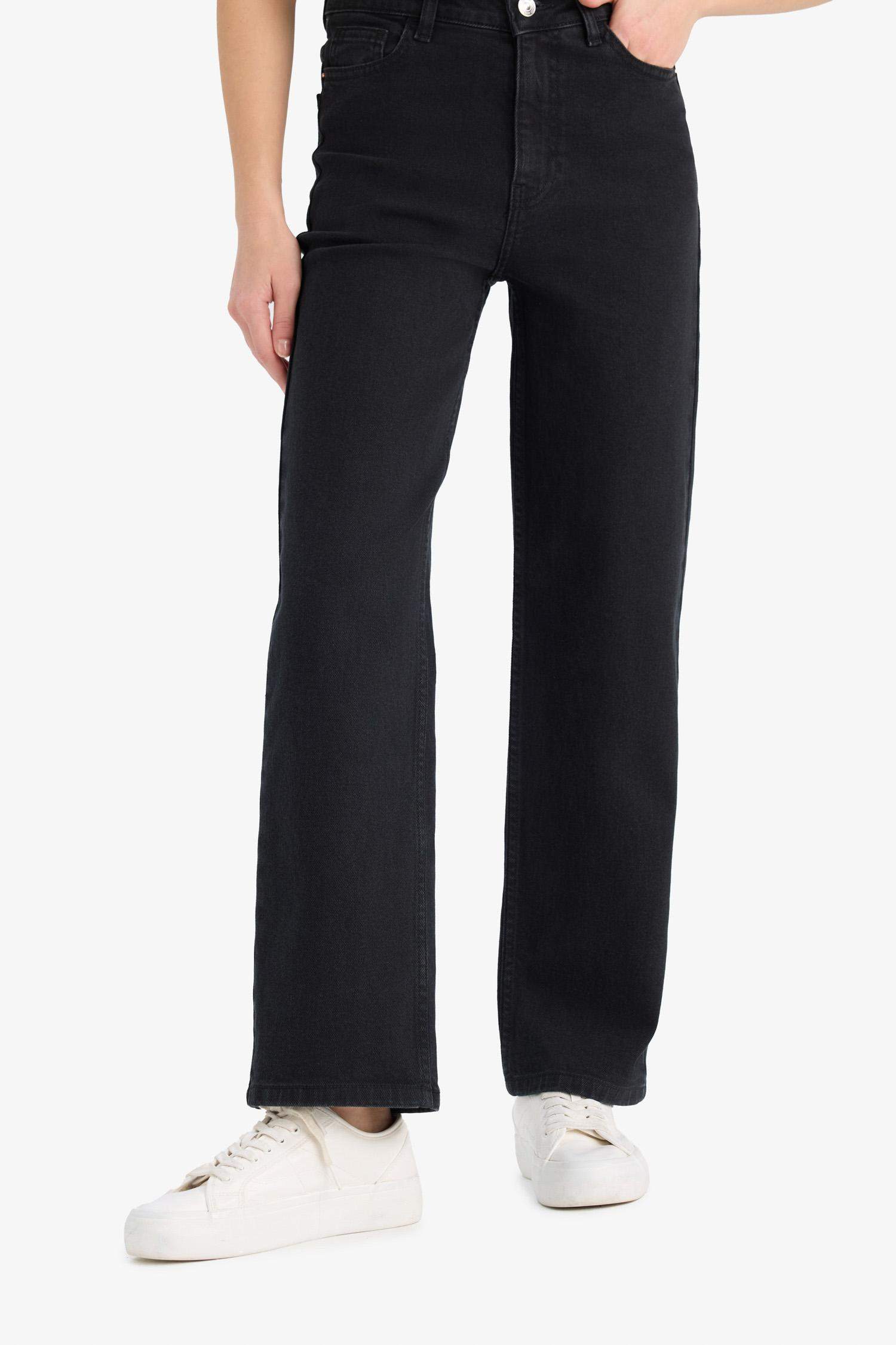 Комфортные джинсы с высокой талией и прямыми длинными штанинами.