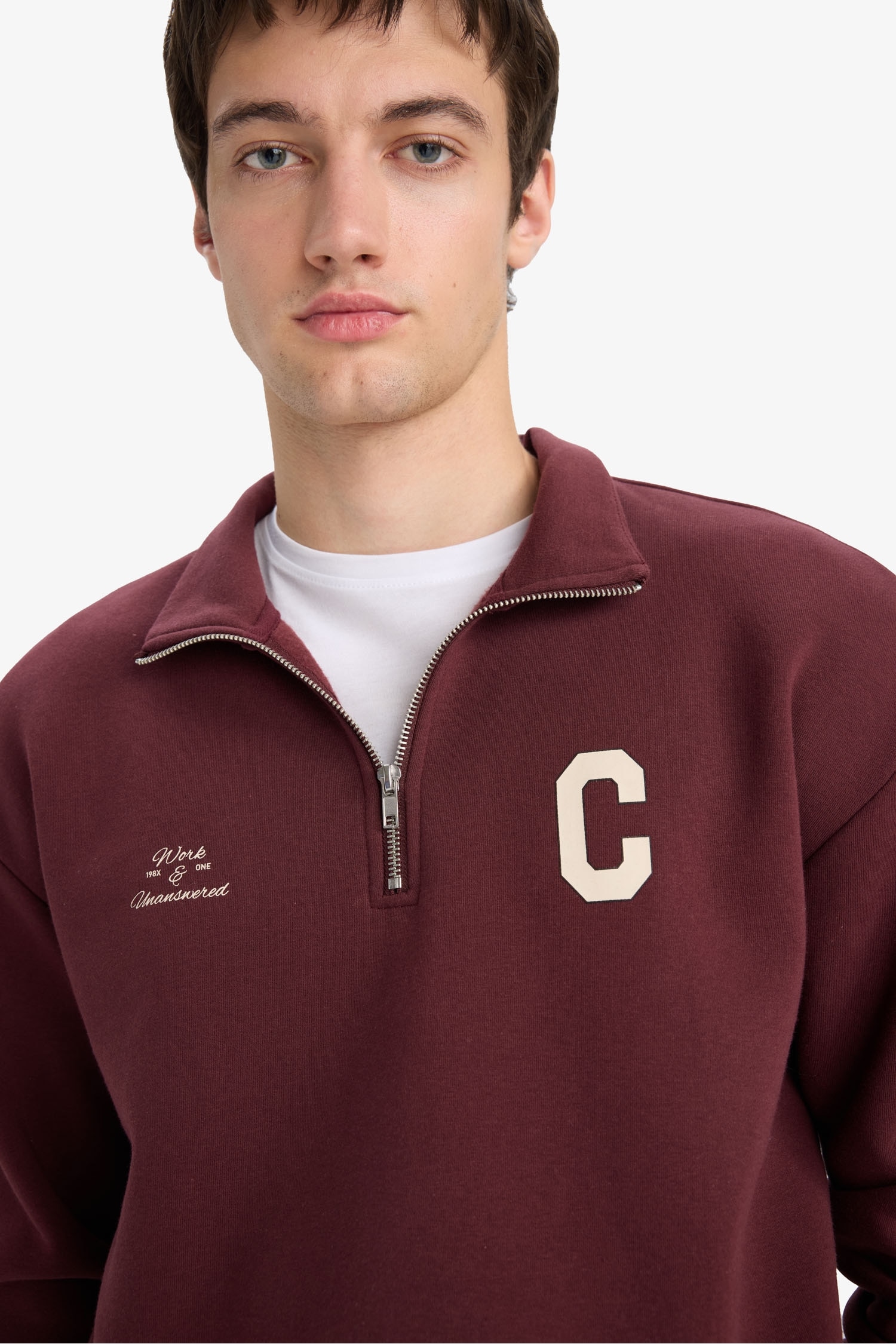 سويت شيرت اوفر سايز بياقة عالية بسوسته