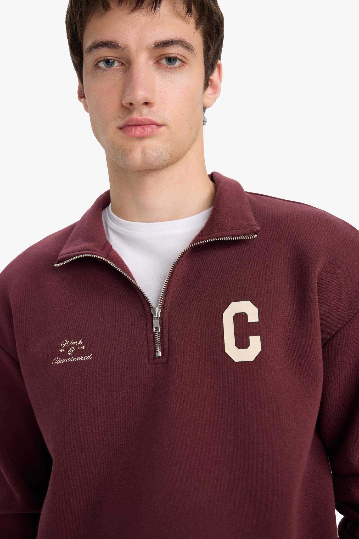 سويت شيرت مطبوع أوفر سايز بياقة عالية بنصف سحاب