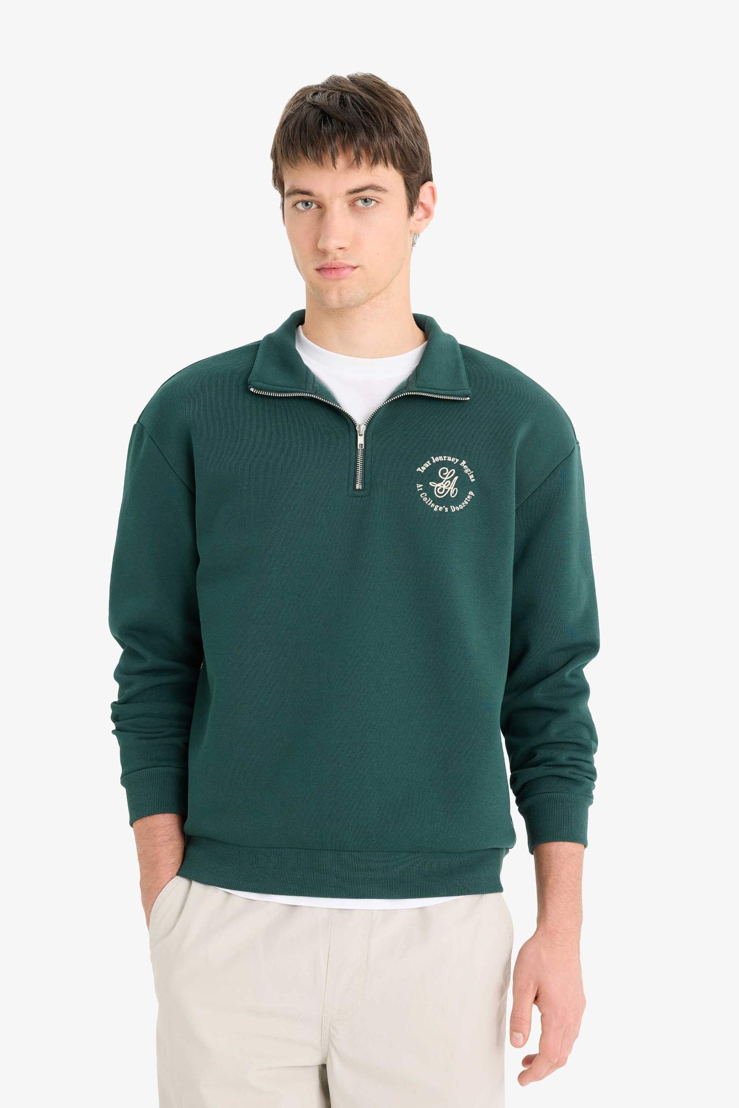 سويت شيرت اوفر سايز بطبعة شعار بياقة عالية بنص سوسته