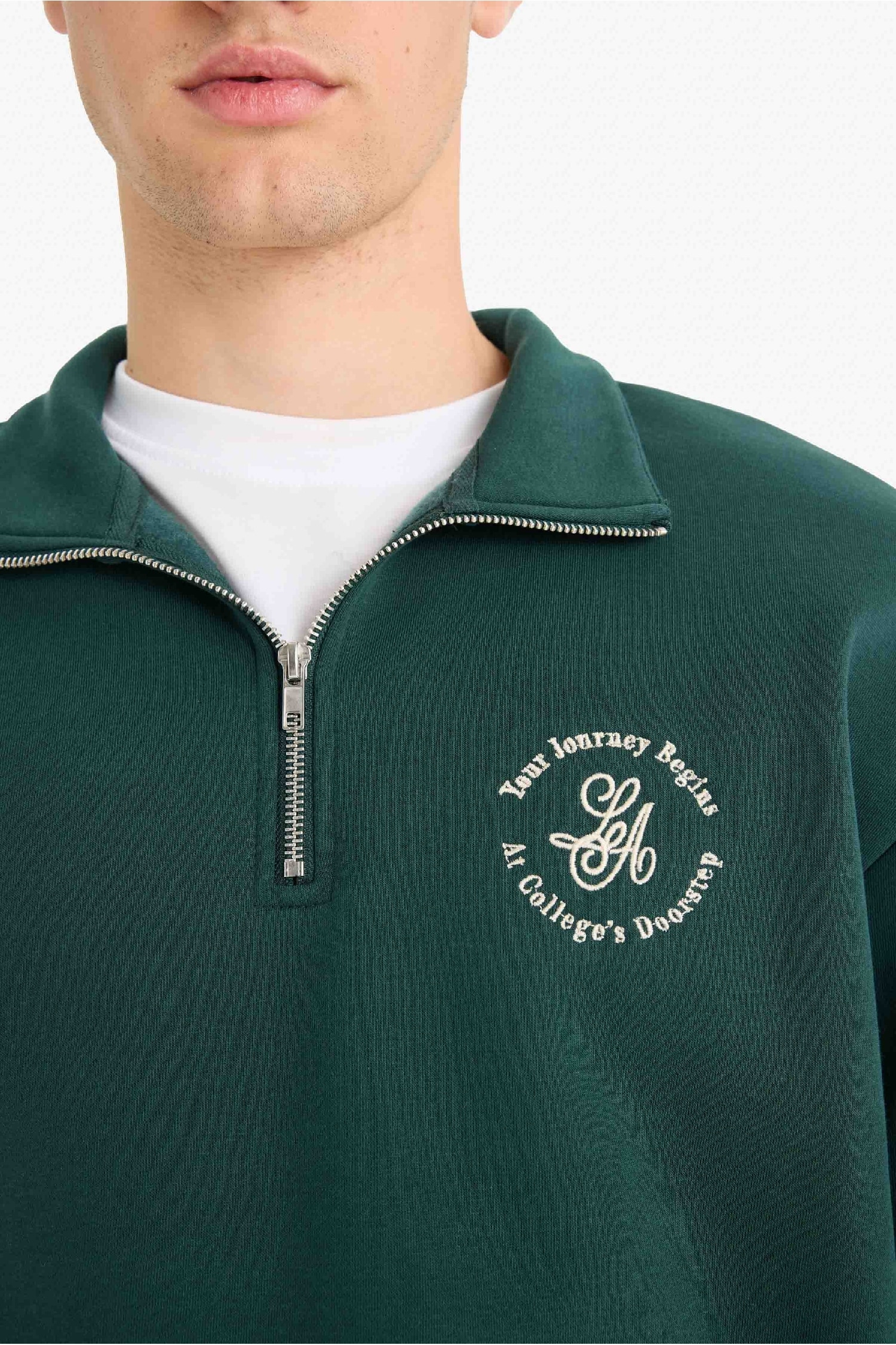 سويت شيرت اوفر سايز بطبعة شعار بياقة عالية بنص سوسته