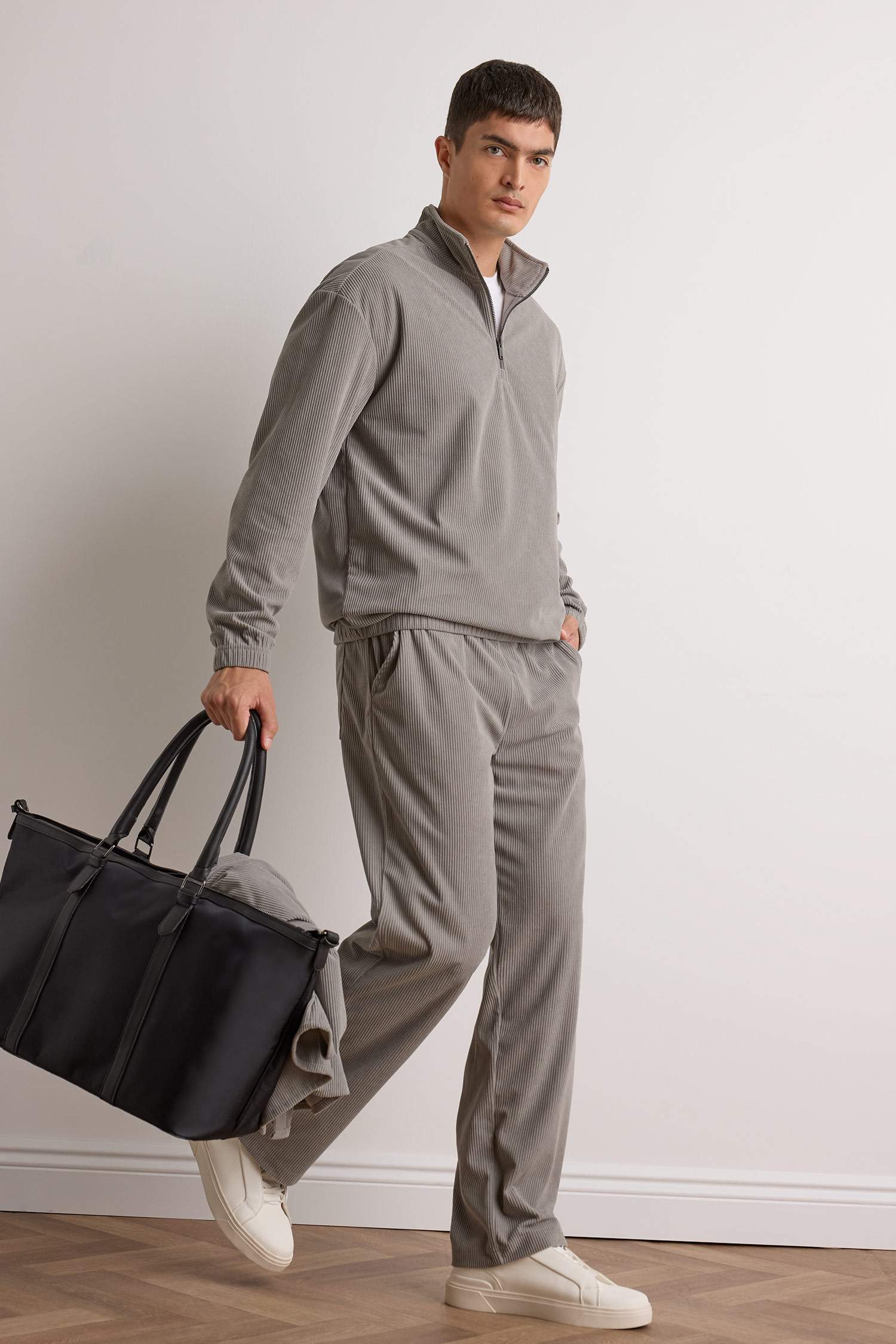 سروال مخمل واسع بجيوب