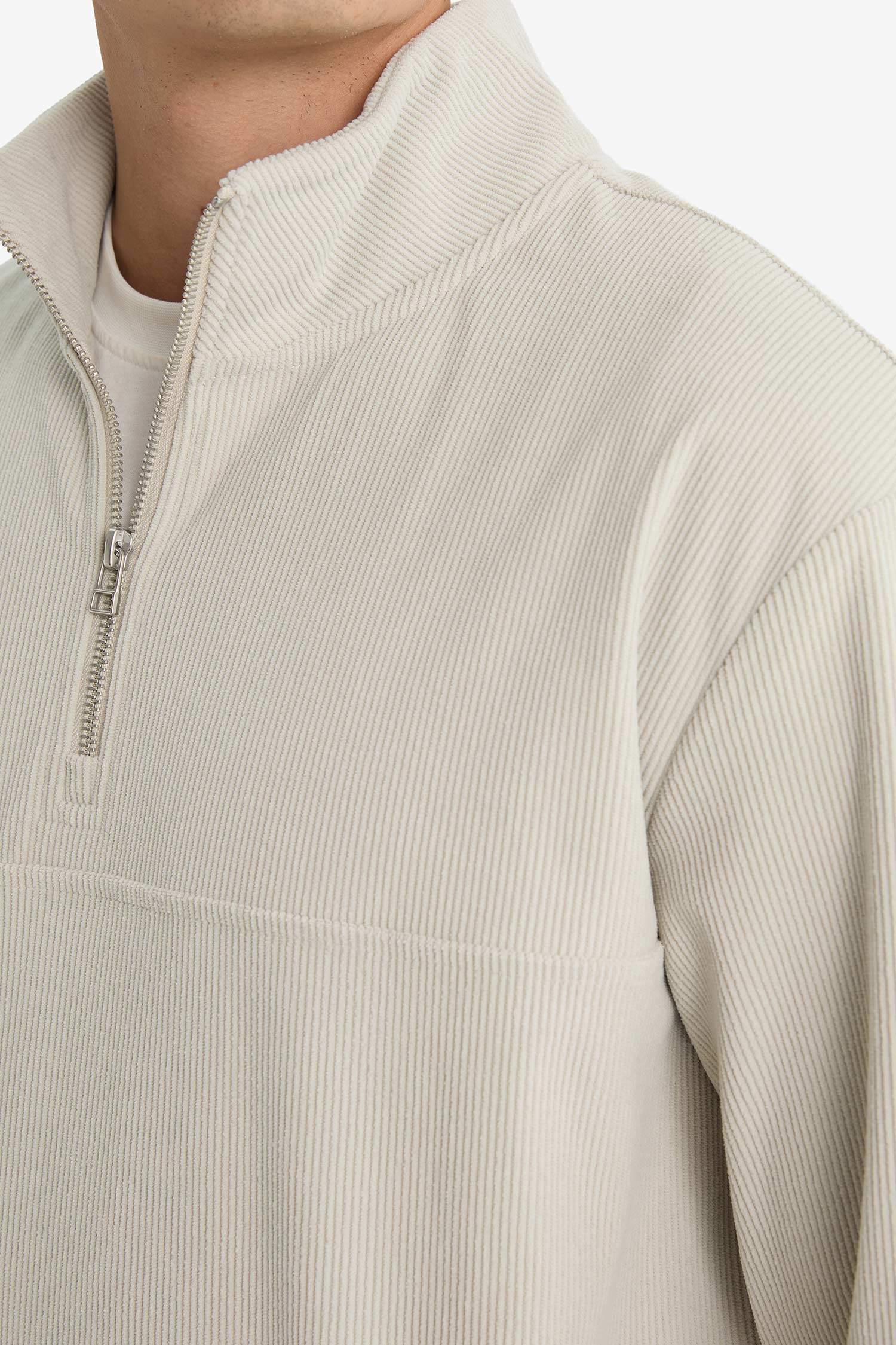Regular Fit Dik Yaka Yarım Fermuarlı Fitilli Kadife Sweatshirt