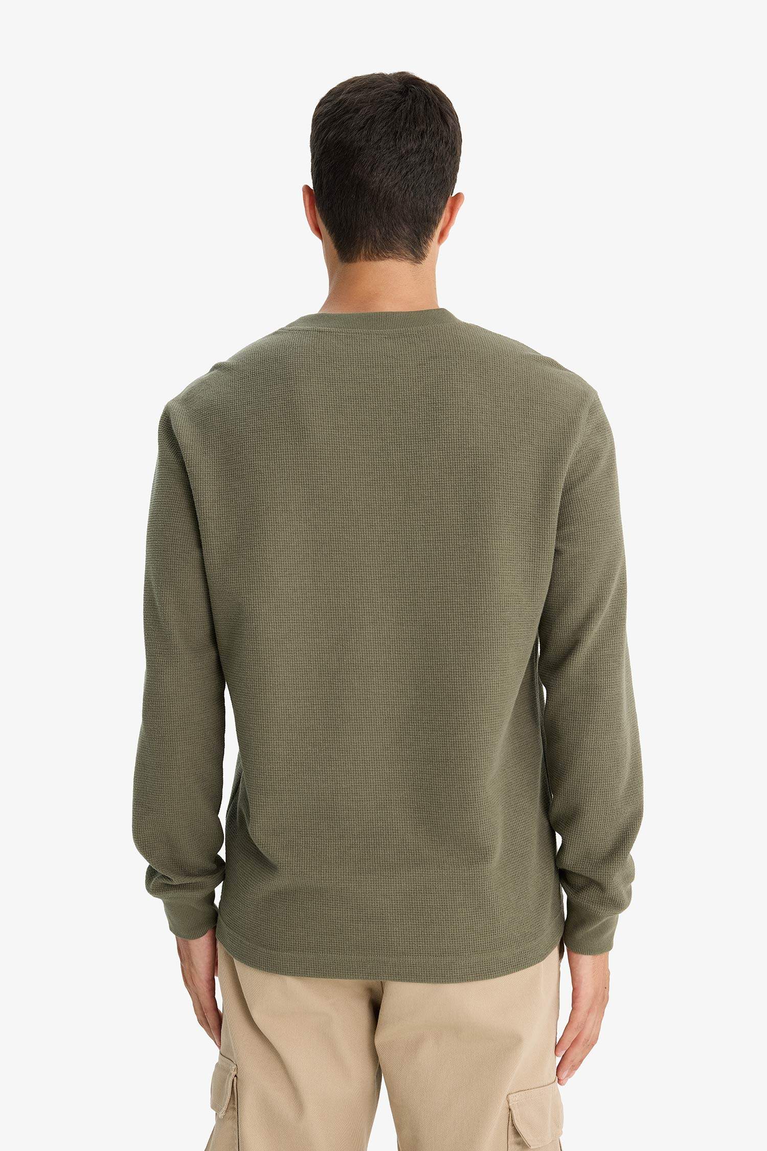 Свитшот с круглым вырезом стандартного кроя