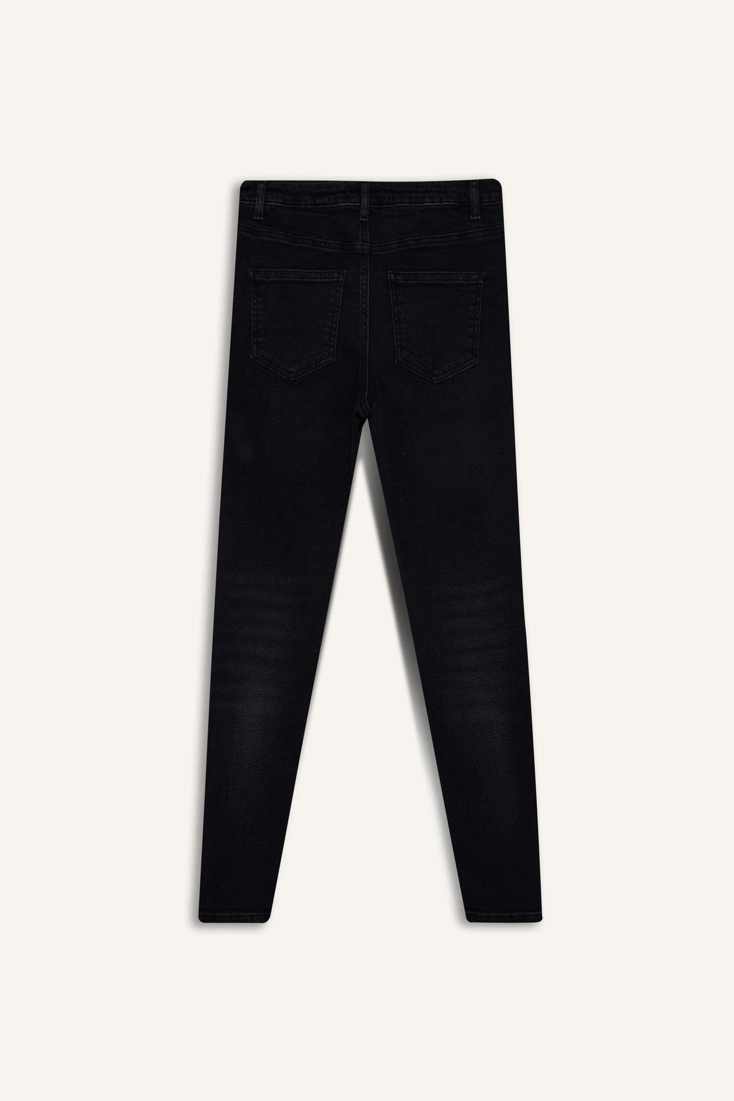 بنطرون جينز سكيني فيت وخصر عالي