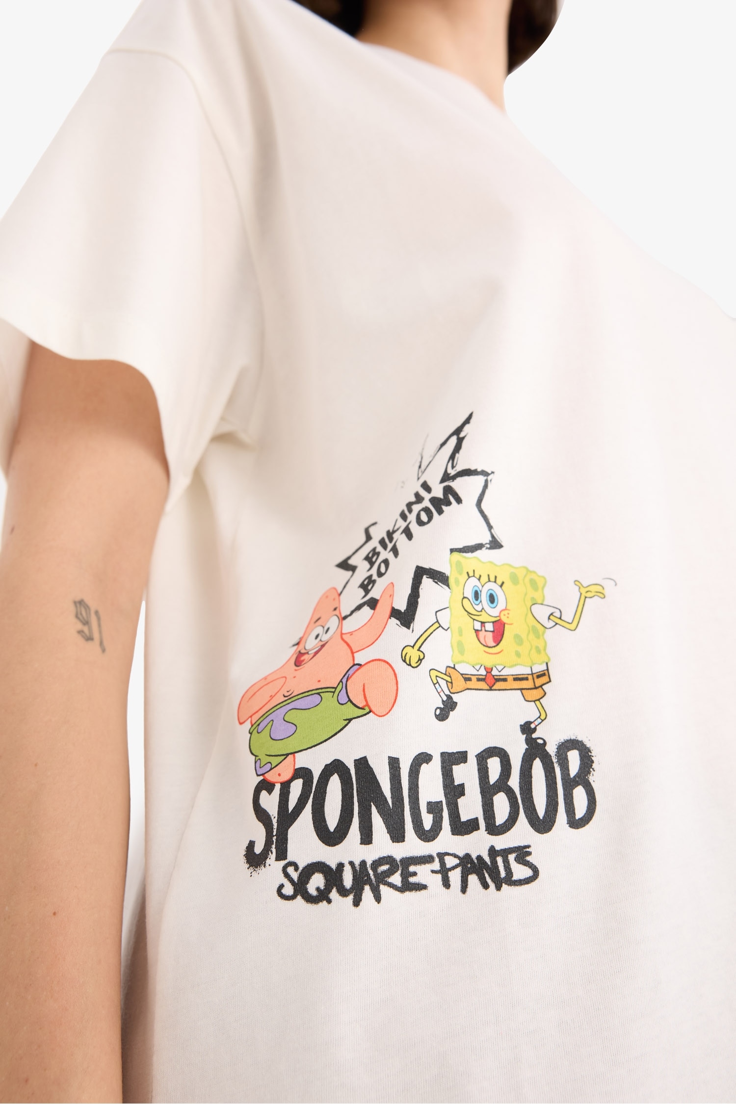 تيشيرت نص ردن اوفر سايز بطبعة من الخلف