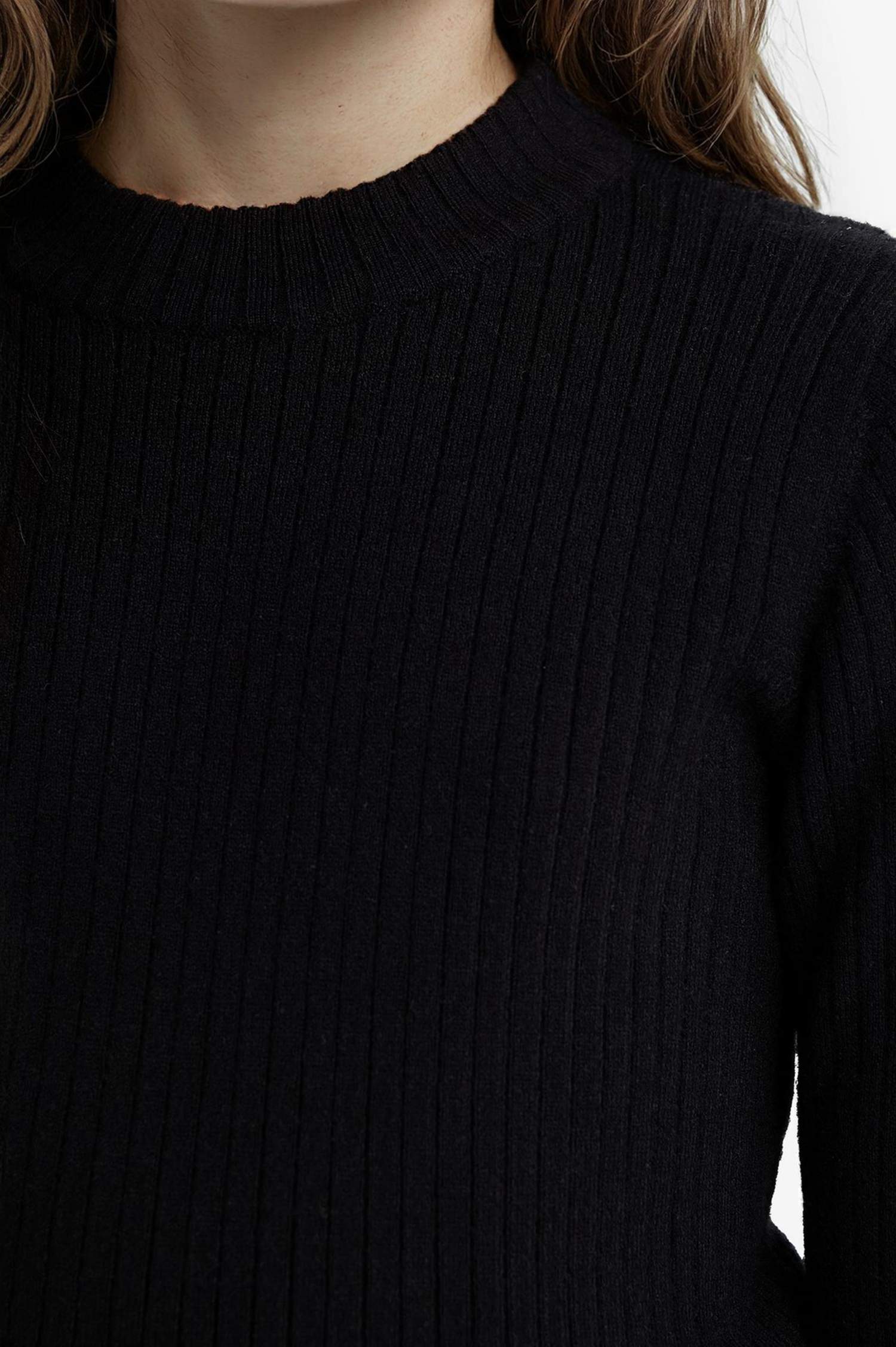 بلوفر تريكو بنات مضلع سليم فيت برقبة مستديرة