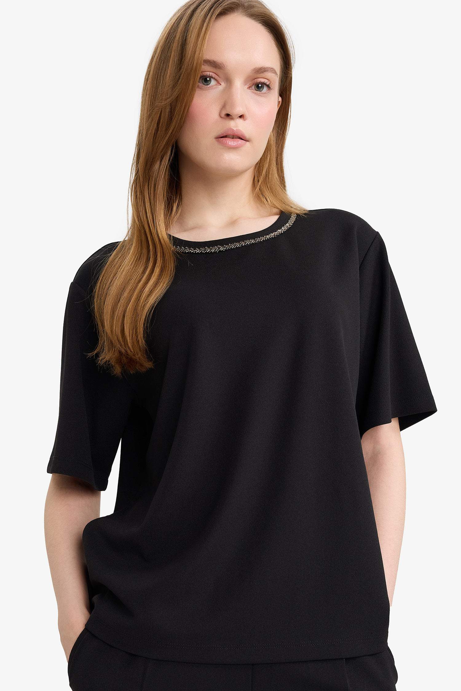 تيشيرت نص ردن كريب مطرز قصة عادية وياخة مستديرة