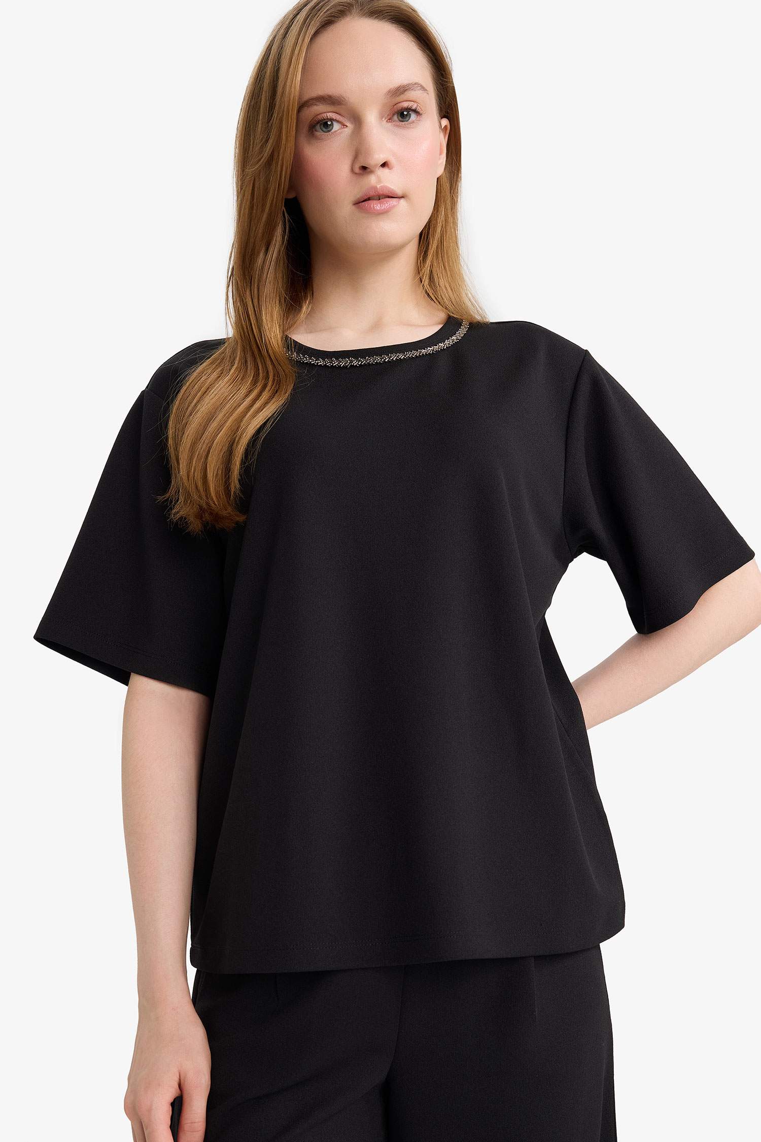 تيشيرت نص ردن كريب مطرز قصة عادية وياخة مستديرة