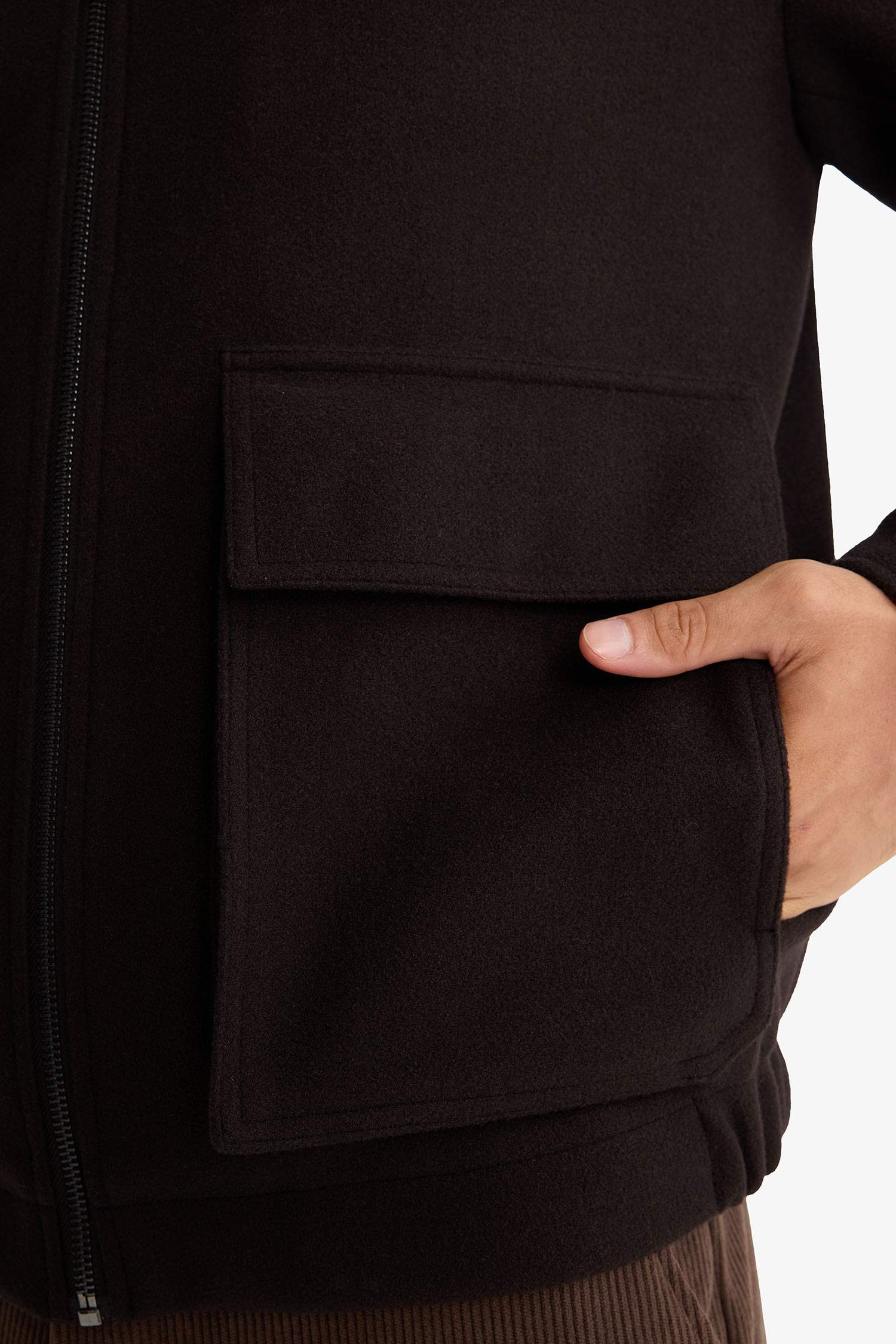 جاكيت خفيف قصة عادية بياقة قميص وجيب من الداخل